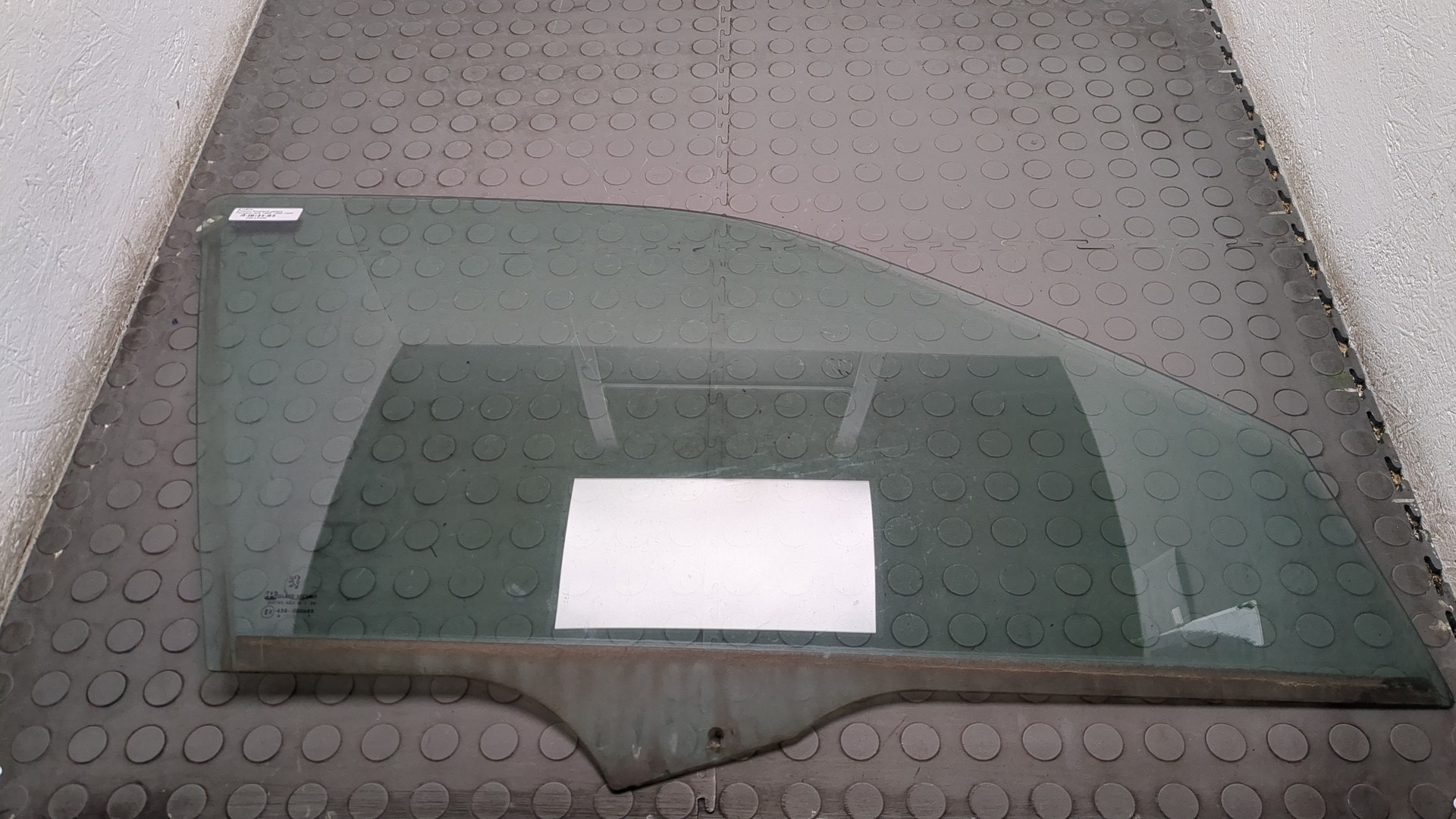 Стекло двери передней правой