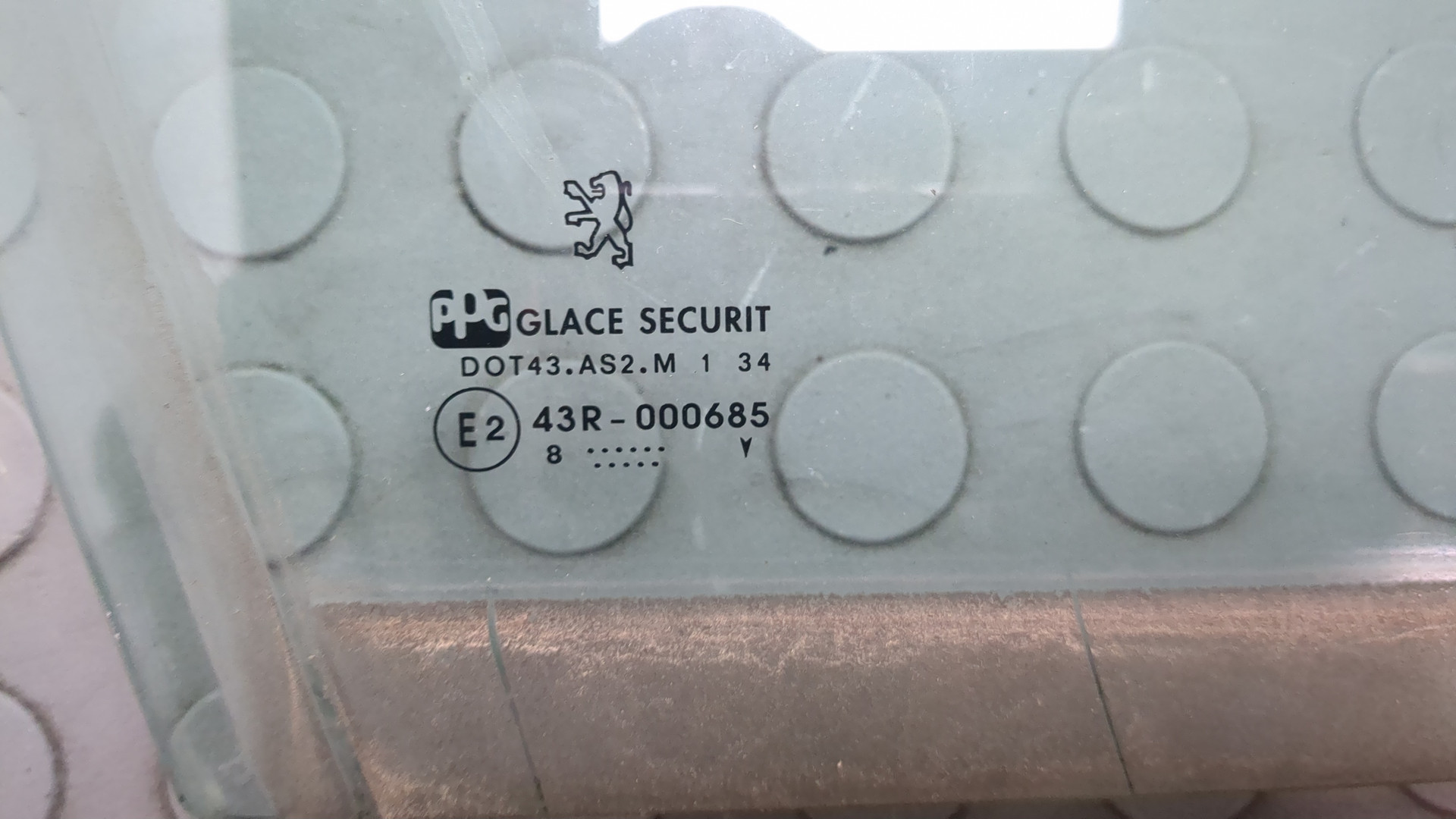 Стекло двери передней правой