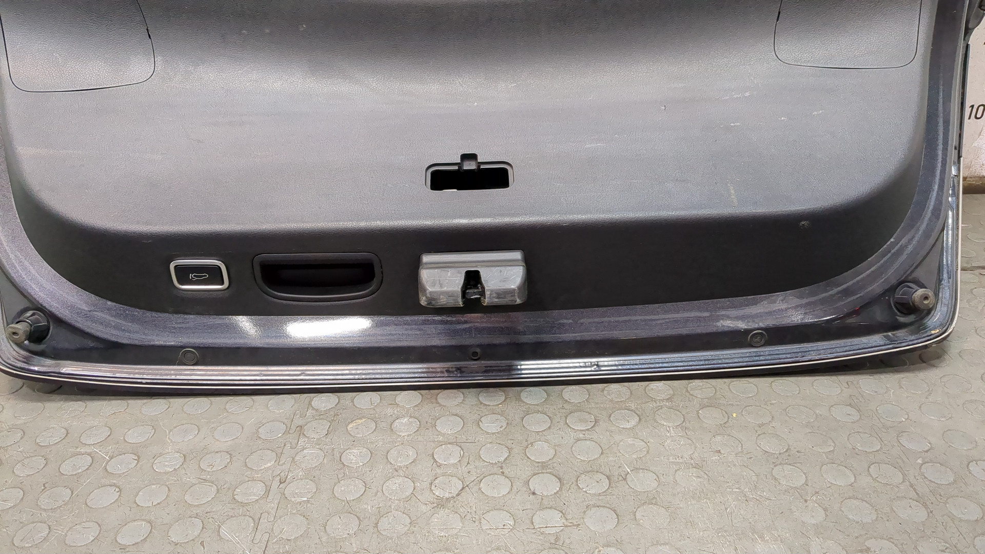 Дверь багажника