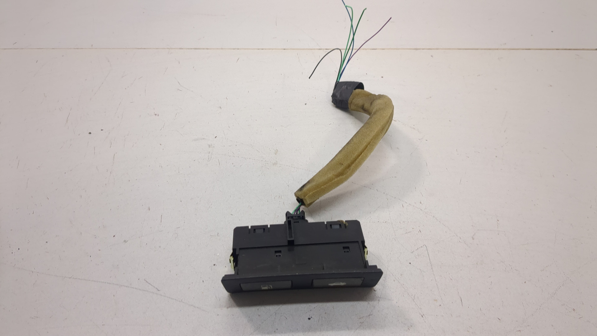 Кнопка открывания багажника