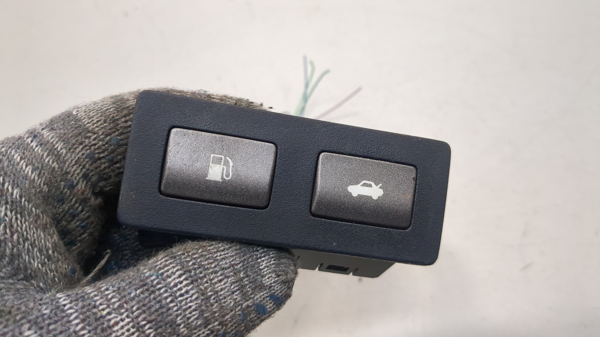 Кнопка открывания багажника