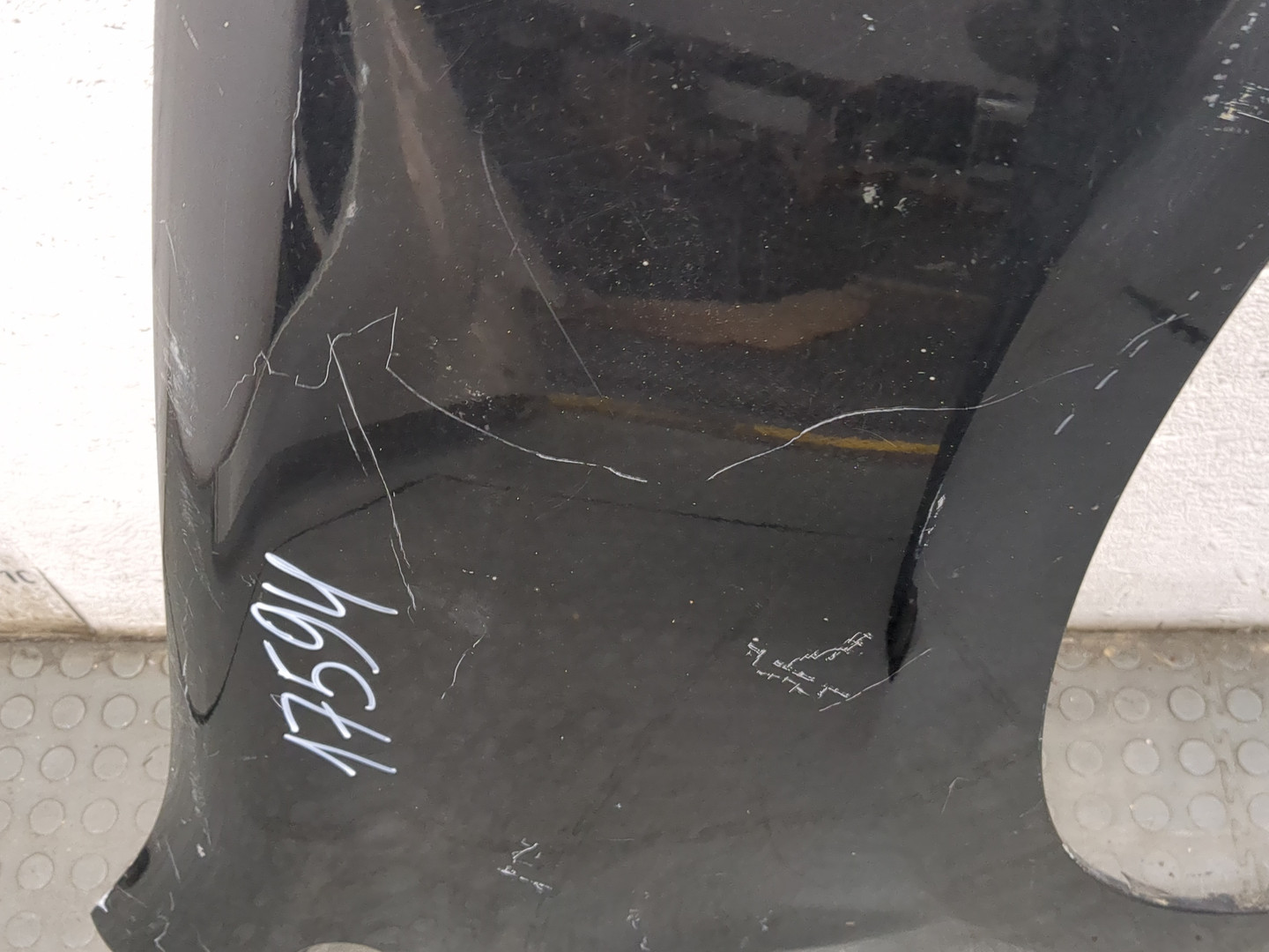 Крыло переднее правое