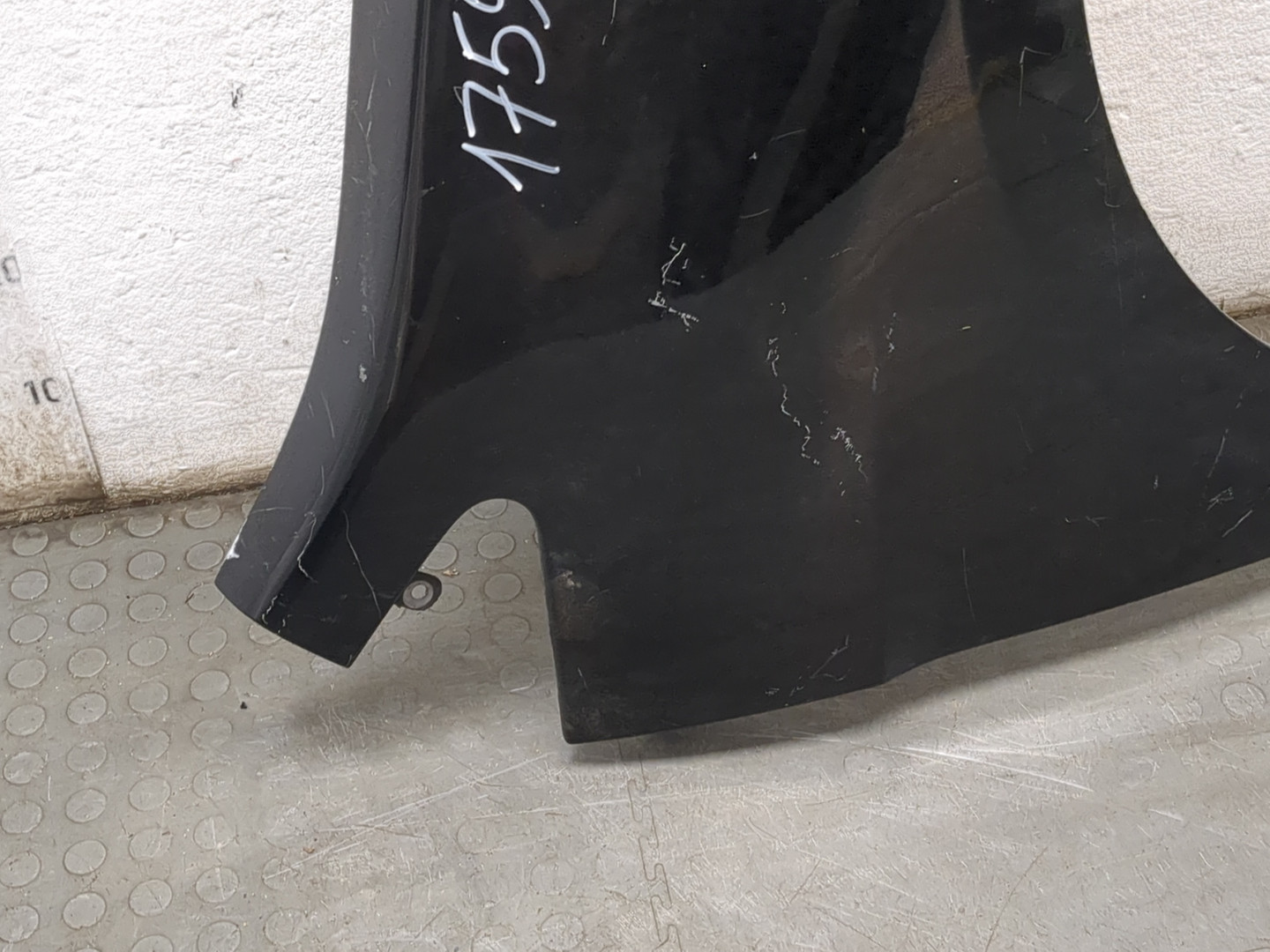 Крыло переднее правое