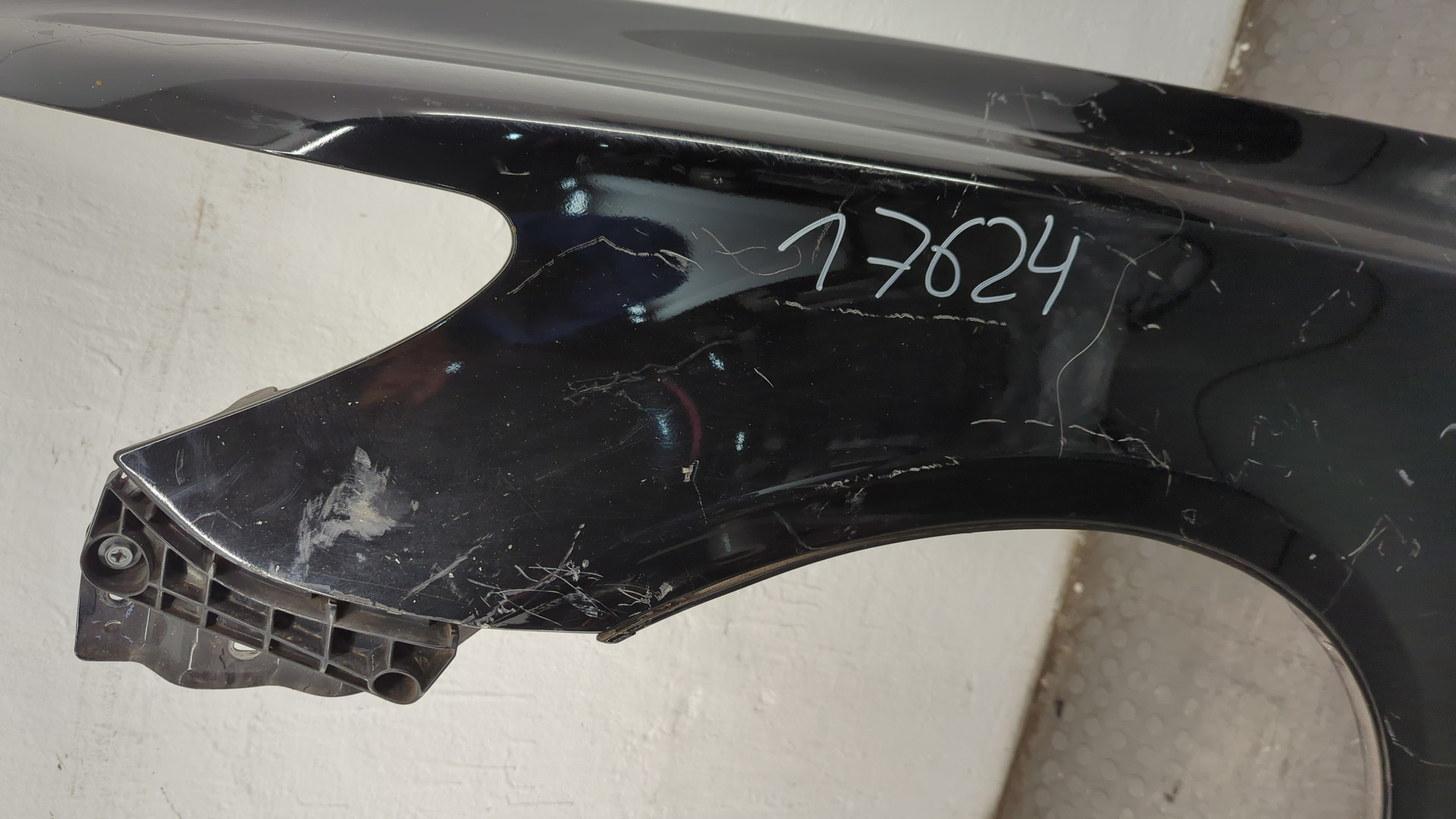 Крыло переднее левое