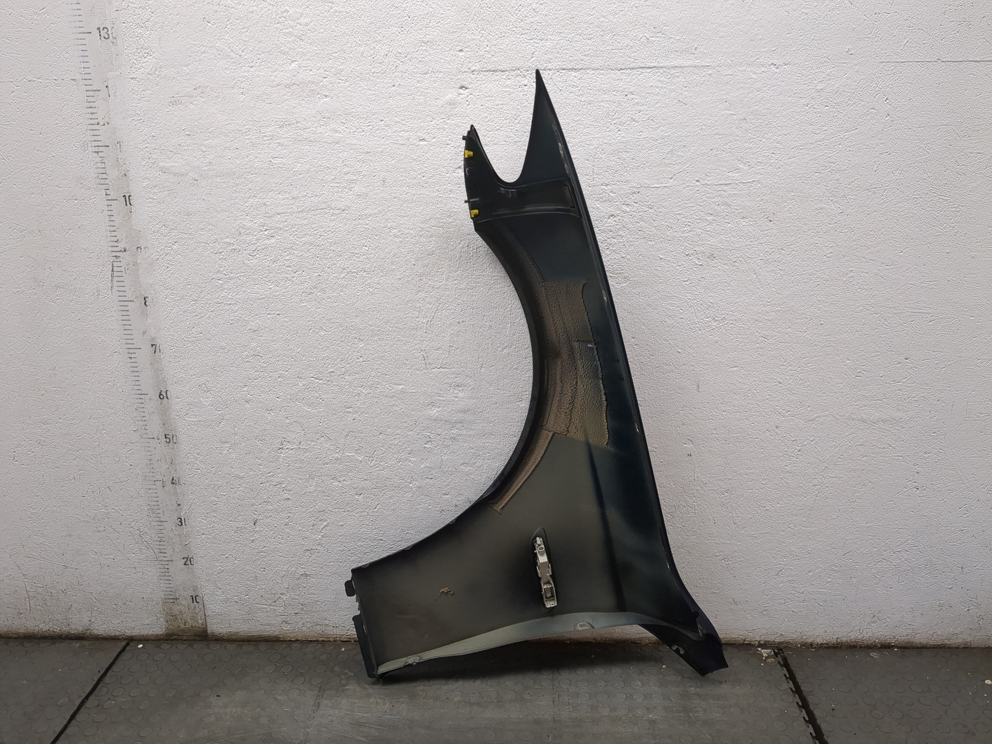 Крыло переднее правое