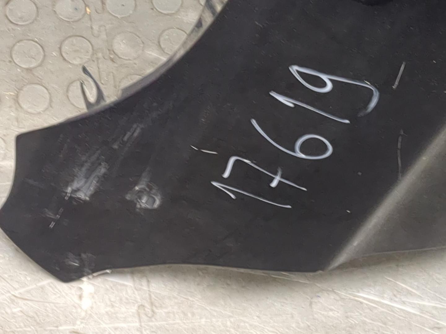 Крыло переднее правое