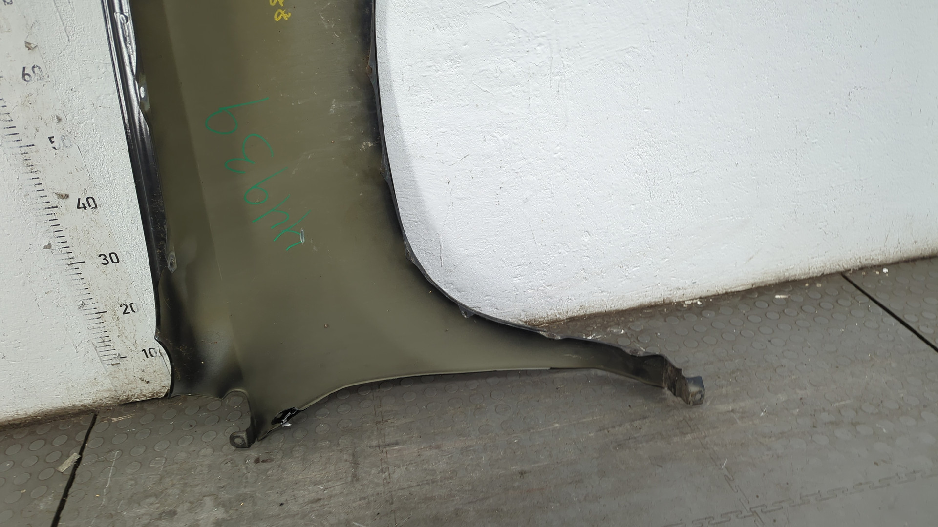 Крыло переднее левое