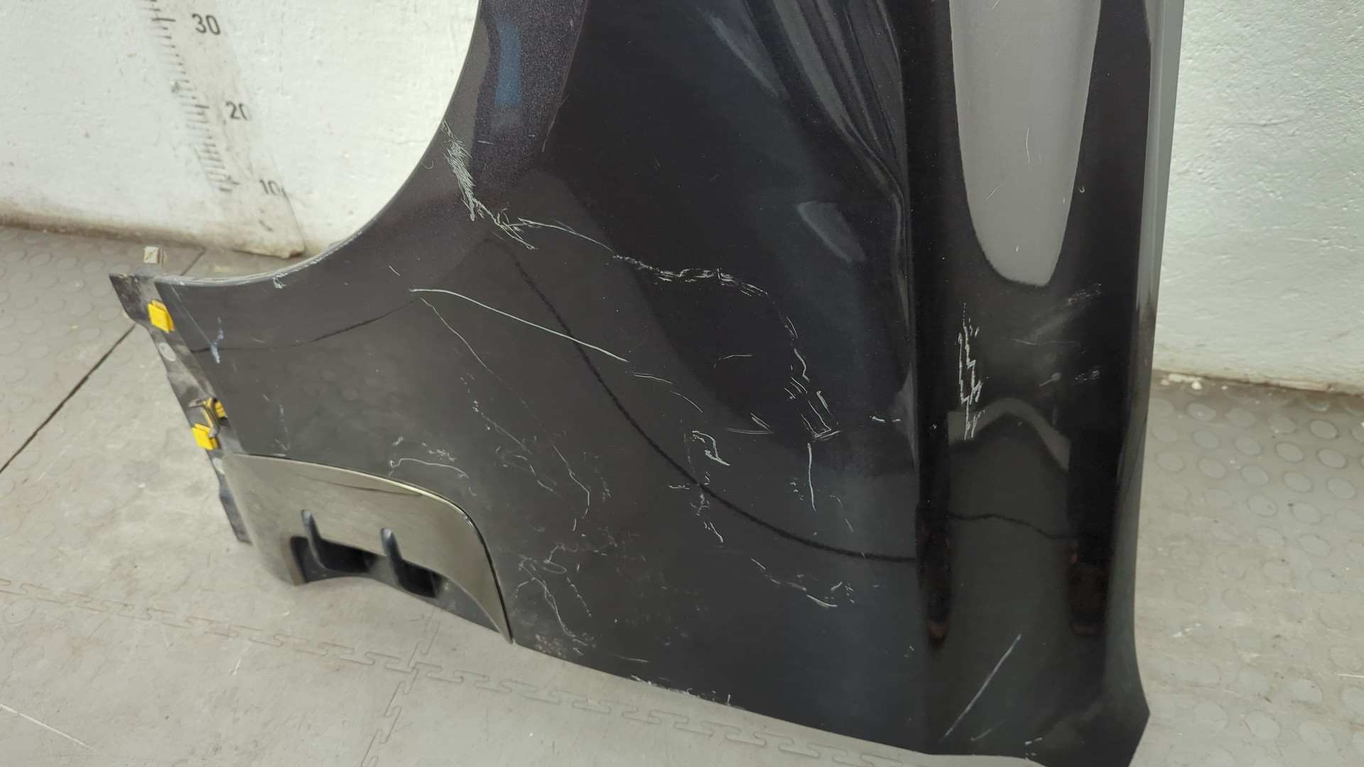 Крыло переднее левое