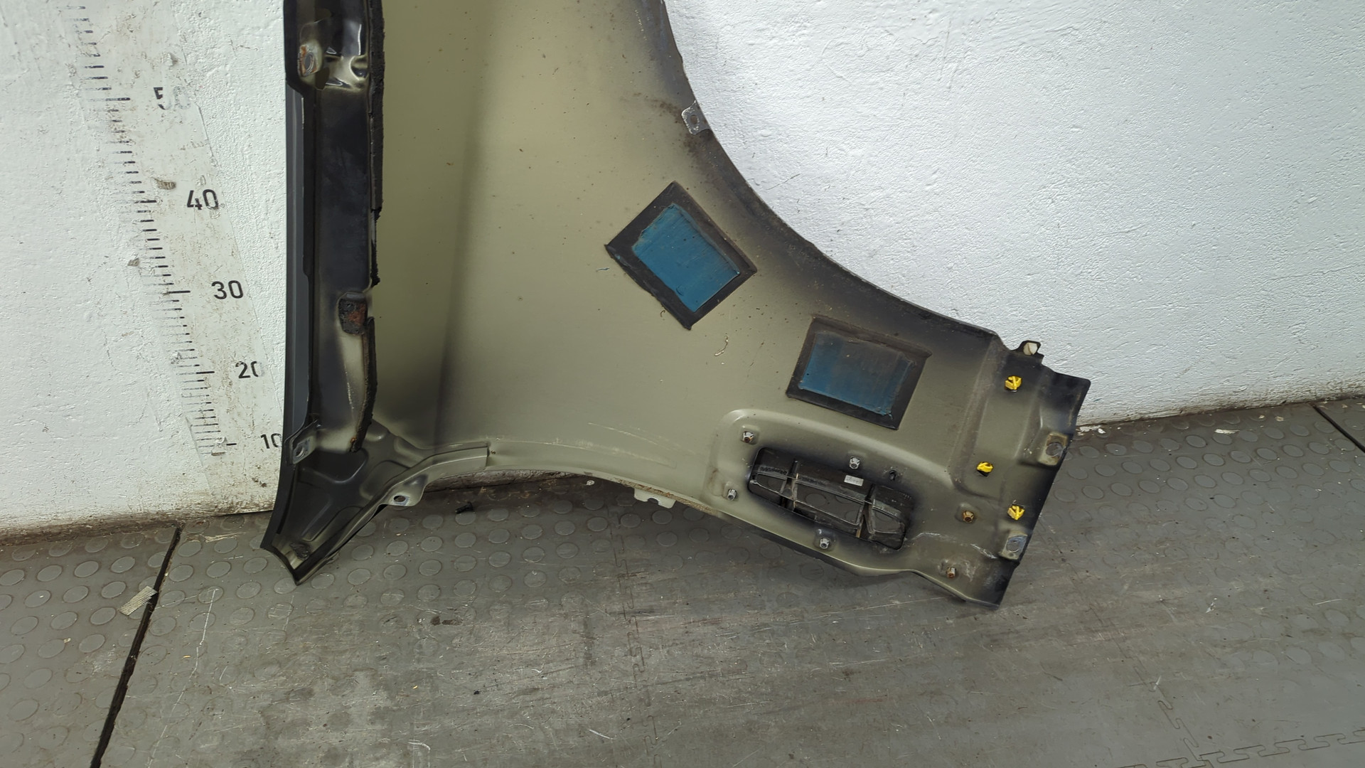 Крыло переднее левое