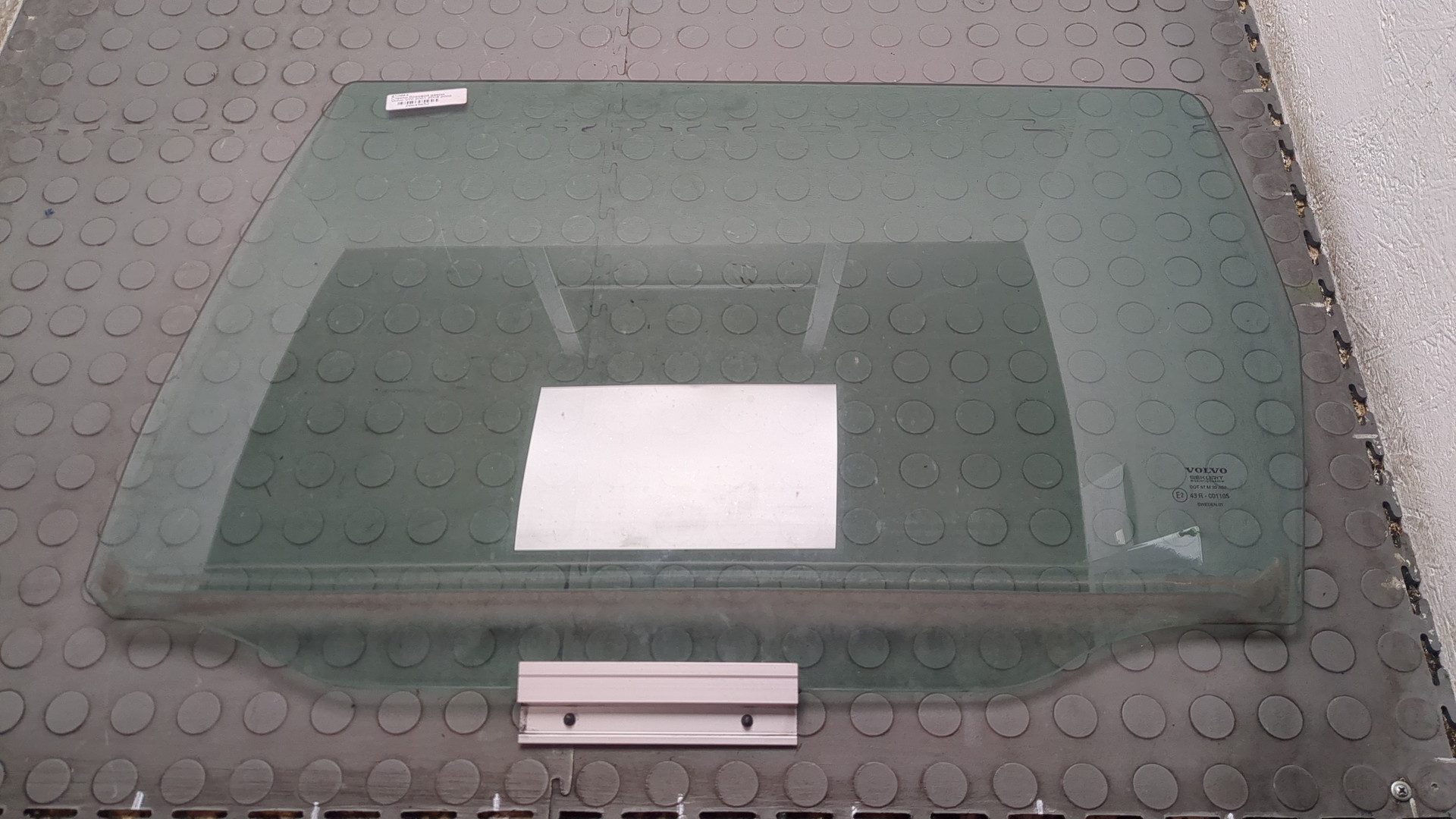 Стекло двери задней левой