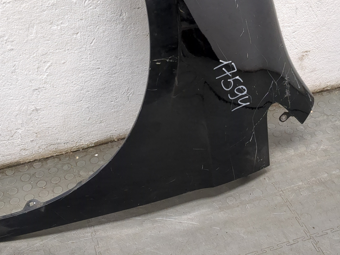 Крыло переднее левое