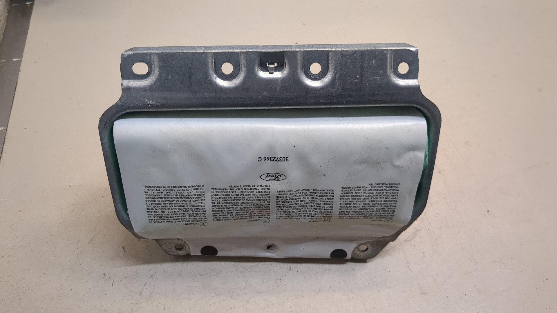 Подушка безопасности пассажирская (в торпедо)