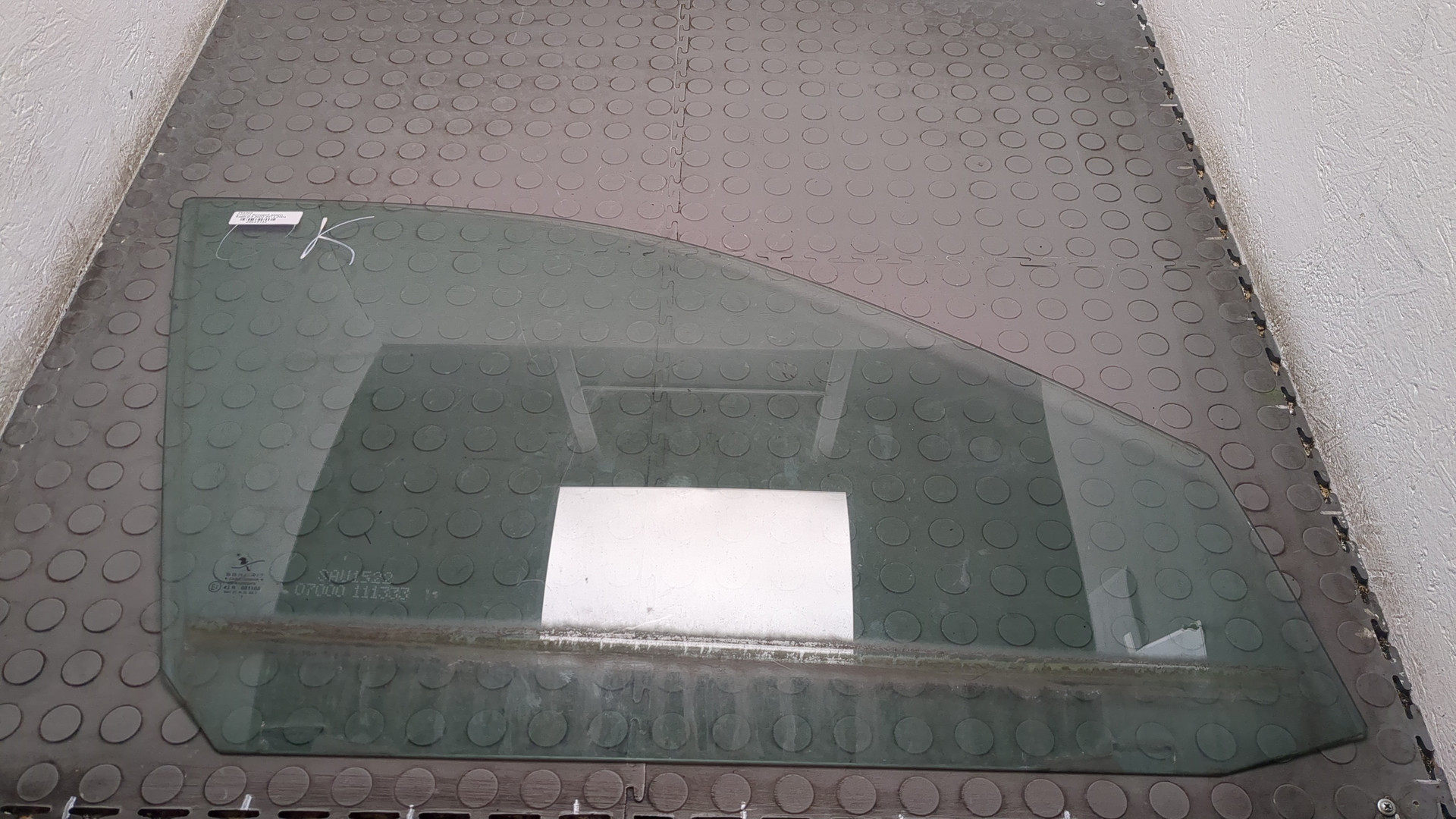 Стекло двери передней правой