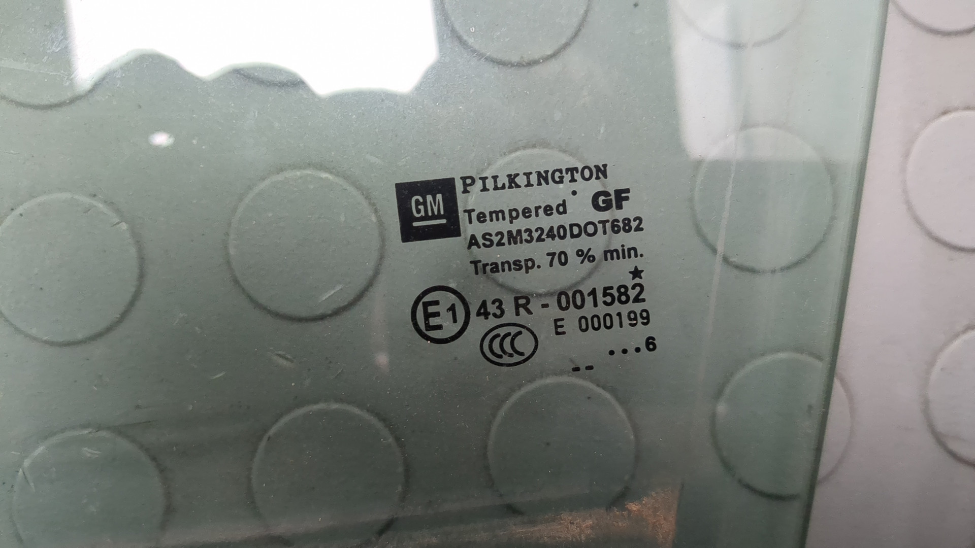 Стекло двери передней левой