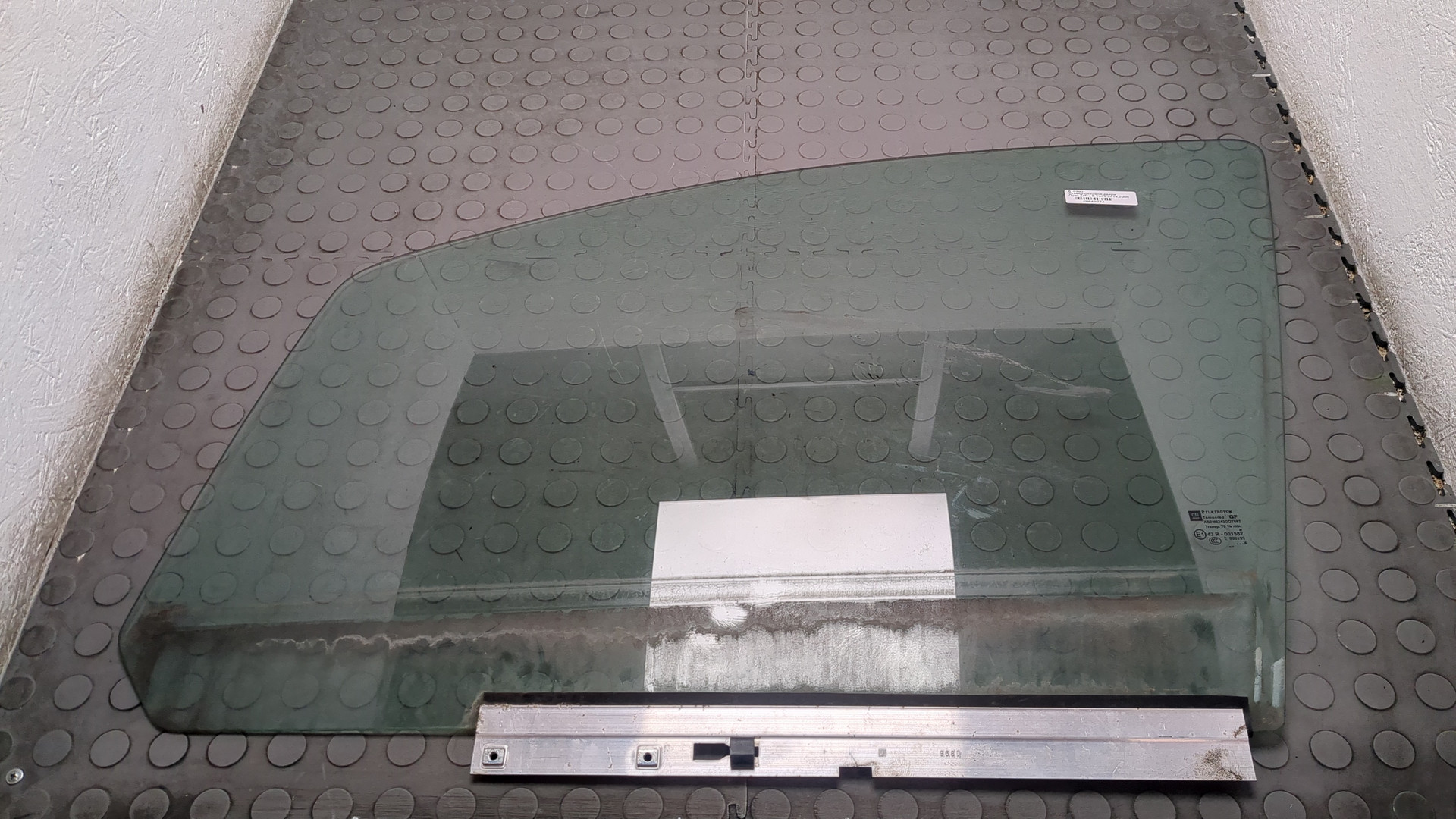 Стекло двери передней левой