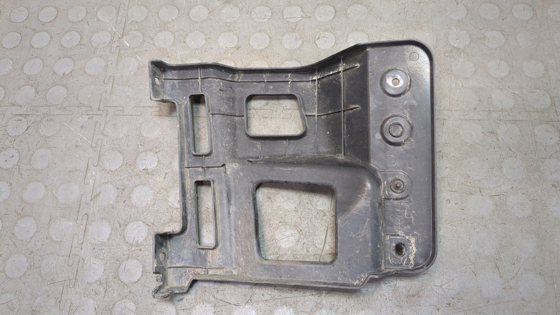 Кронштейн заднего бампера правый