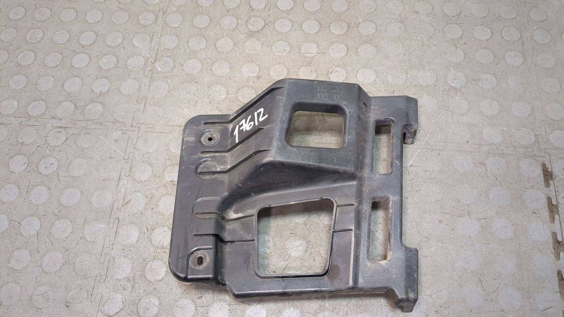 Кронштейн заднего бампера правый