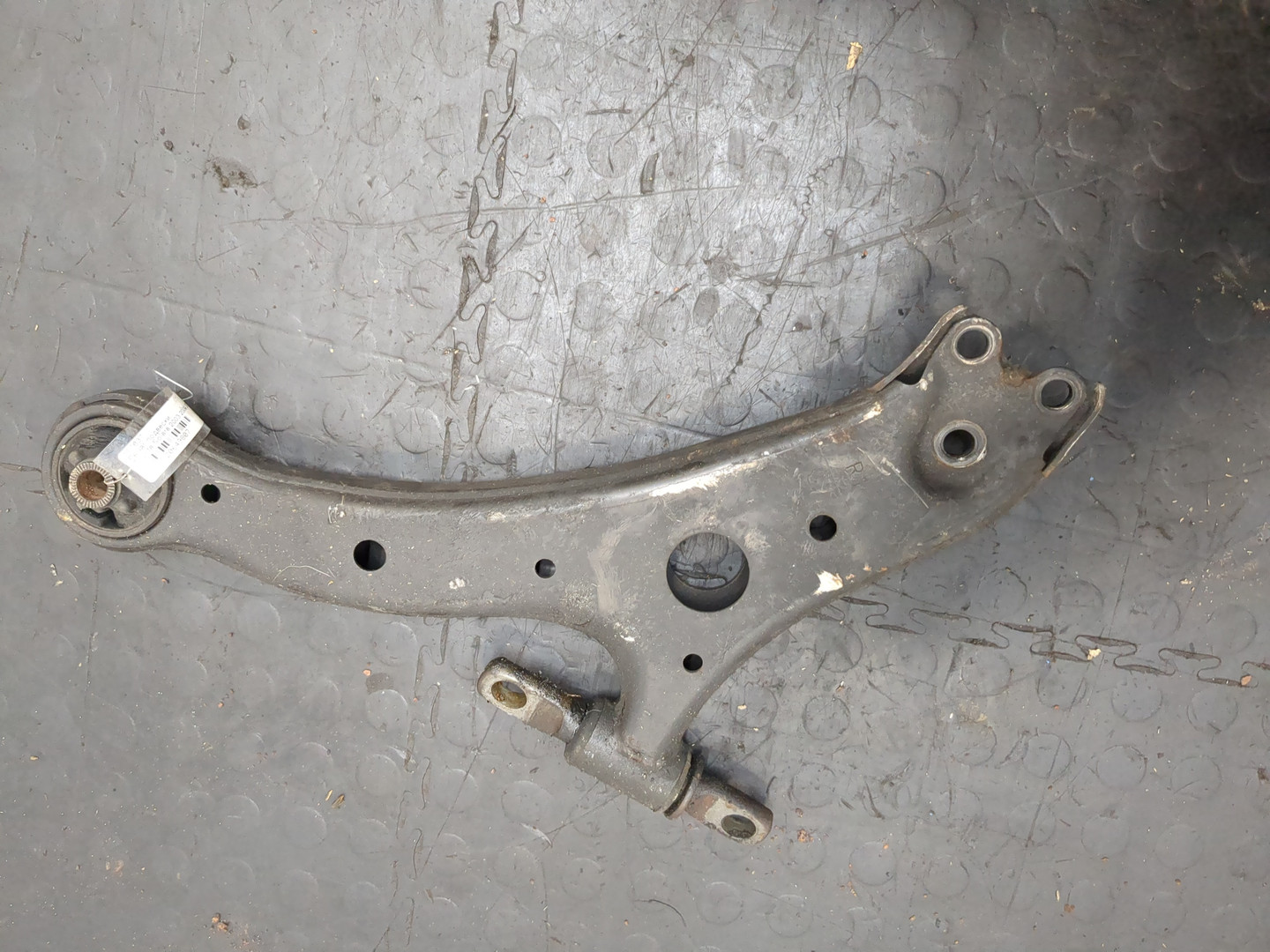 Рычаг передний правый