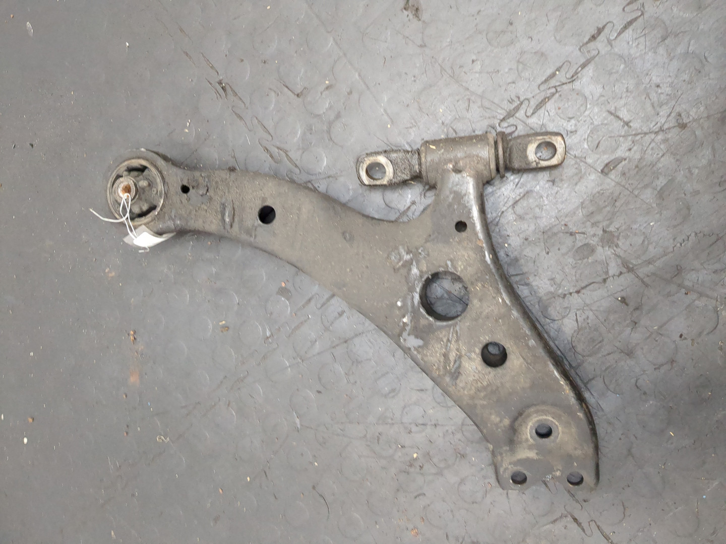 Рычаг передний правый