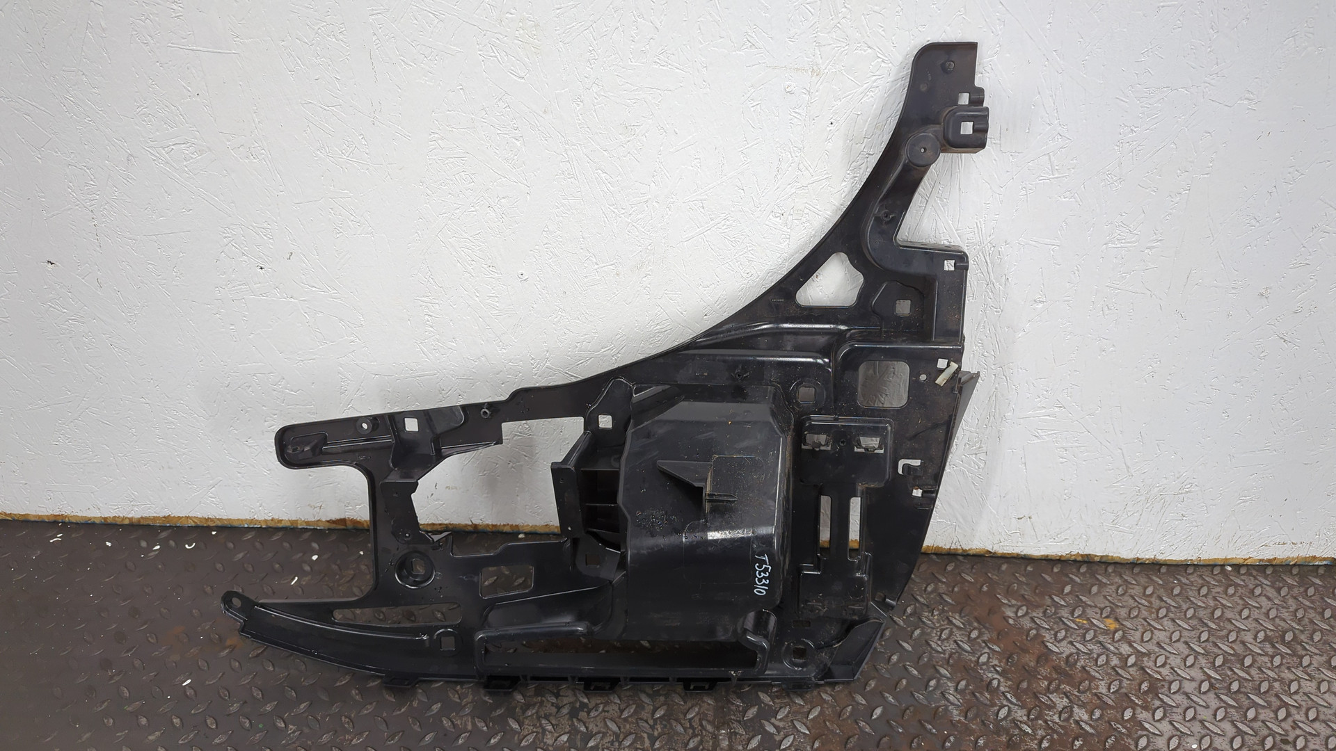 Кронштейн заднего бампера правый