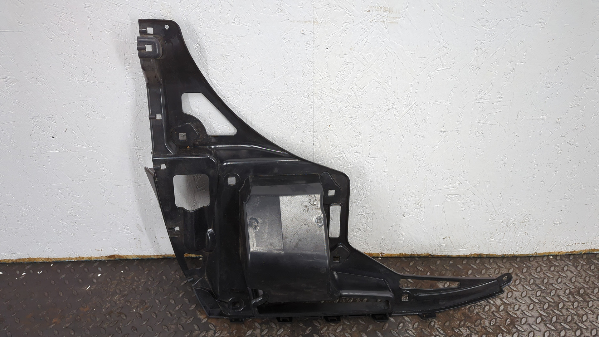 Кронштейн заднего бампера левый