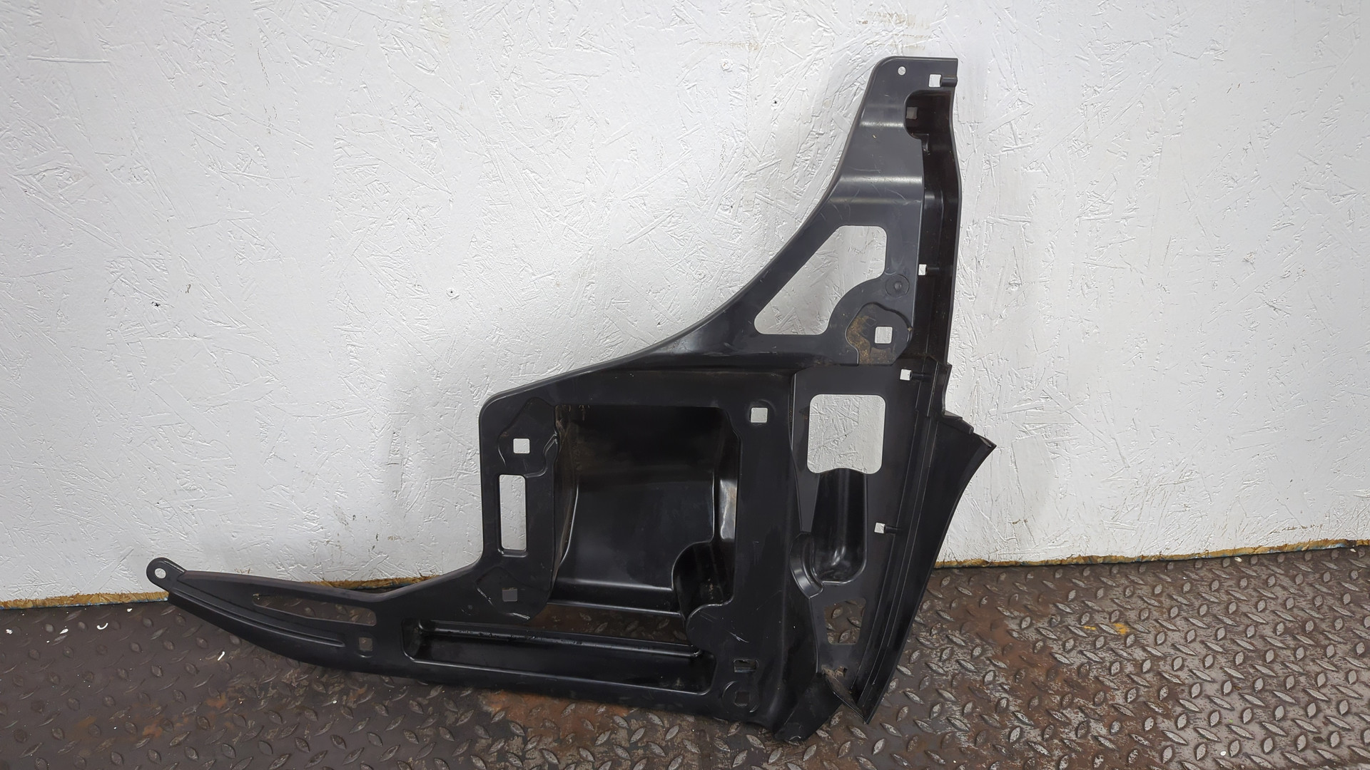 Кронштейн заднего бампера левый