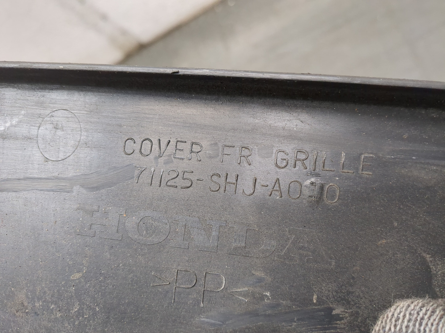 Кожух замка капота