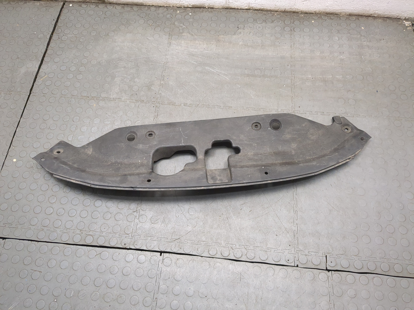 Кожух замка капота