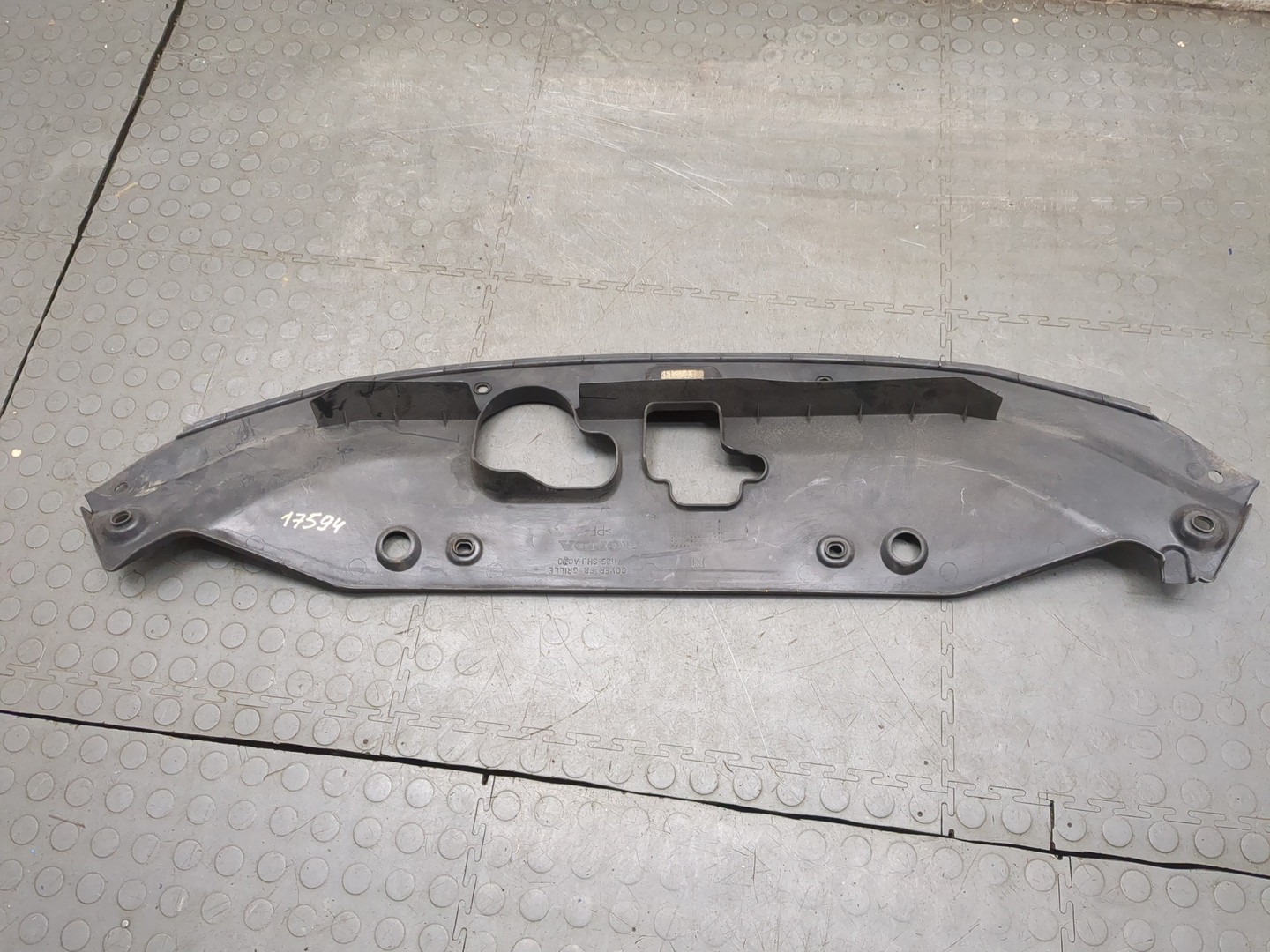 Кожух замка капота