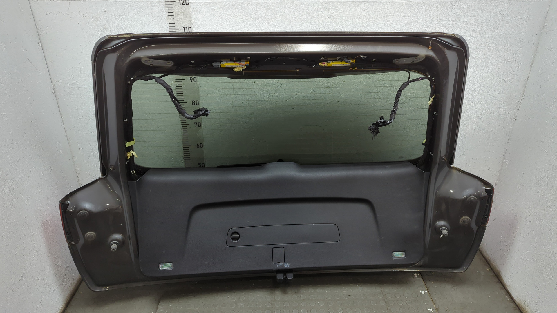 Дверь багажника