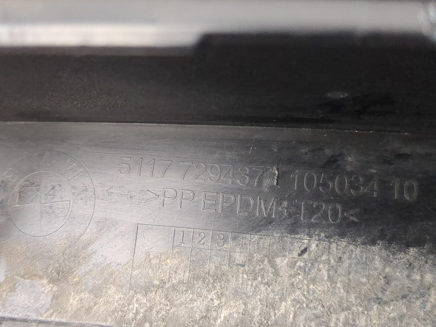 Накладка заднего крыла левого