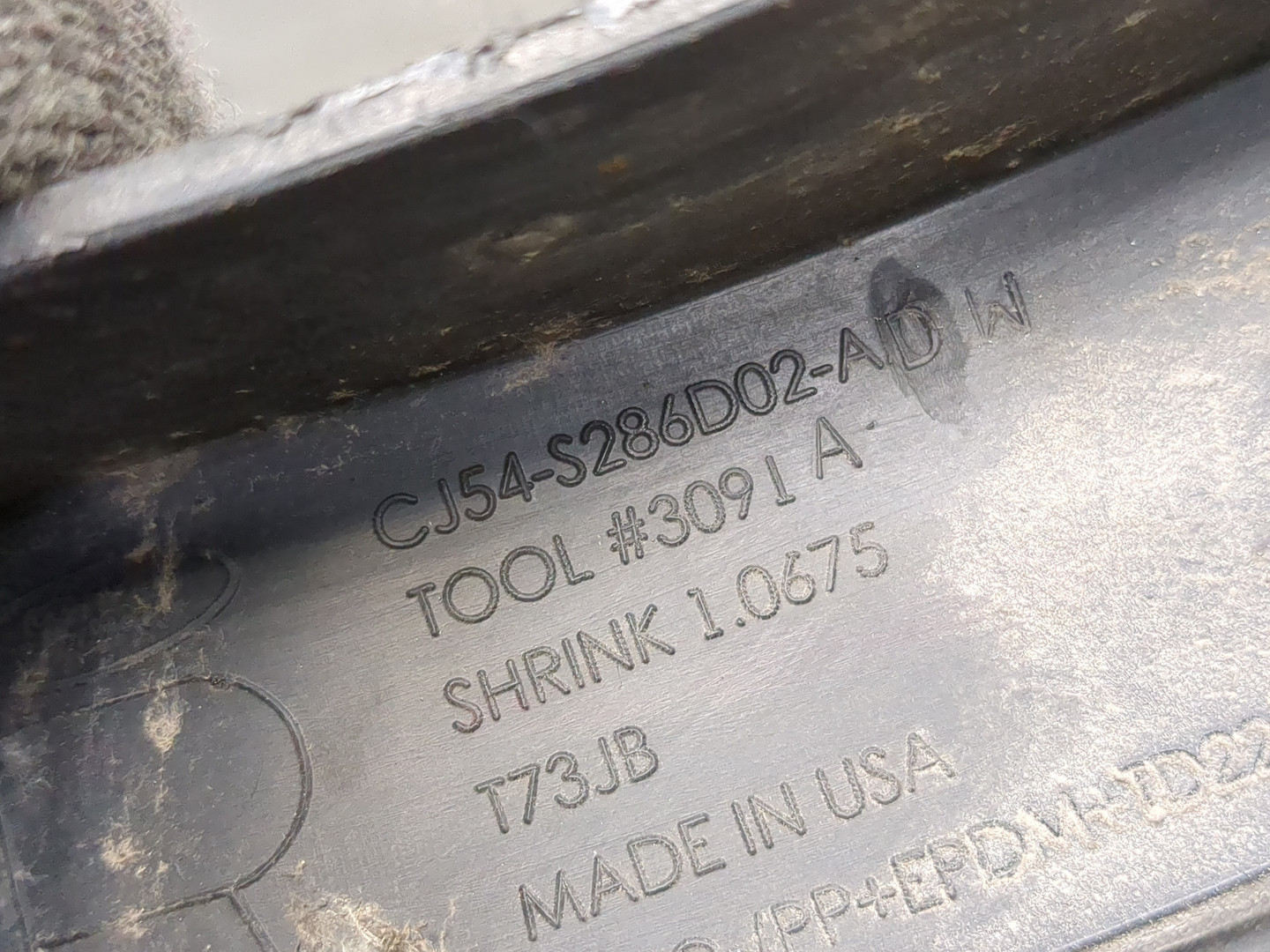 Молдинг заднего крыла правого