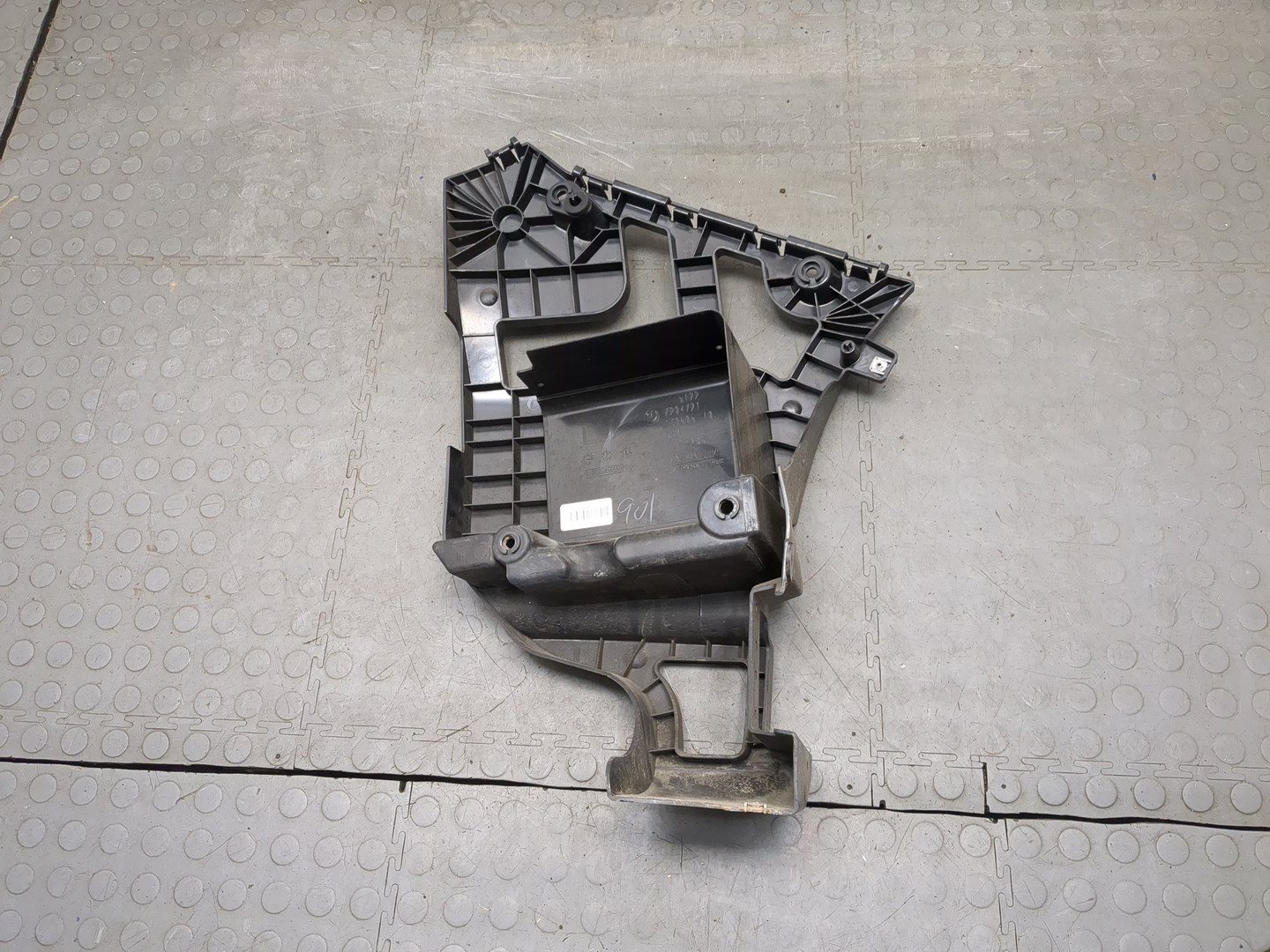 Кронштейн заднего бампера левый