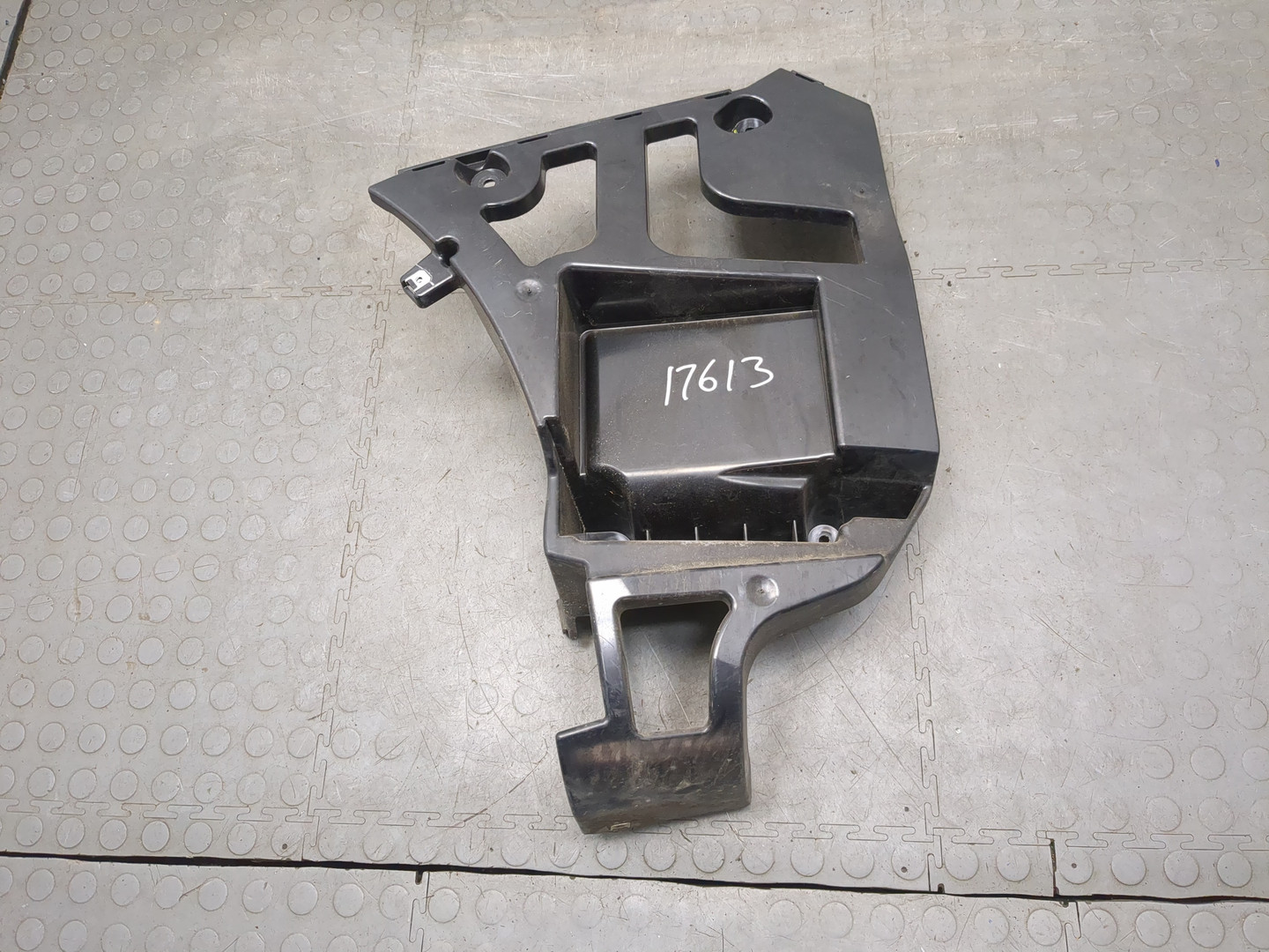 Кронштейн заднего бампера левый