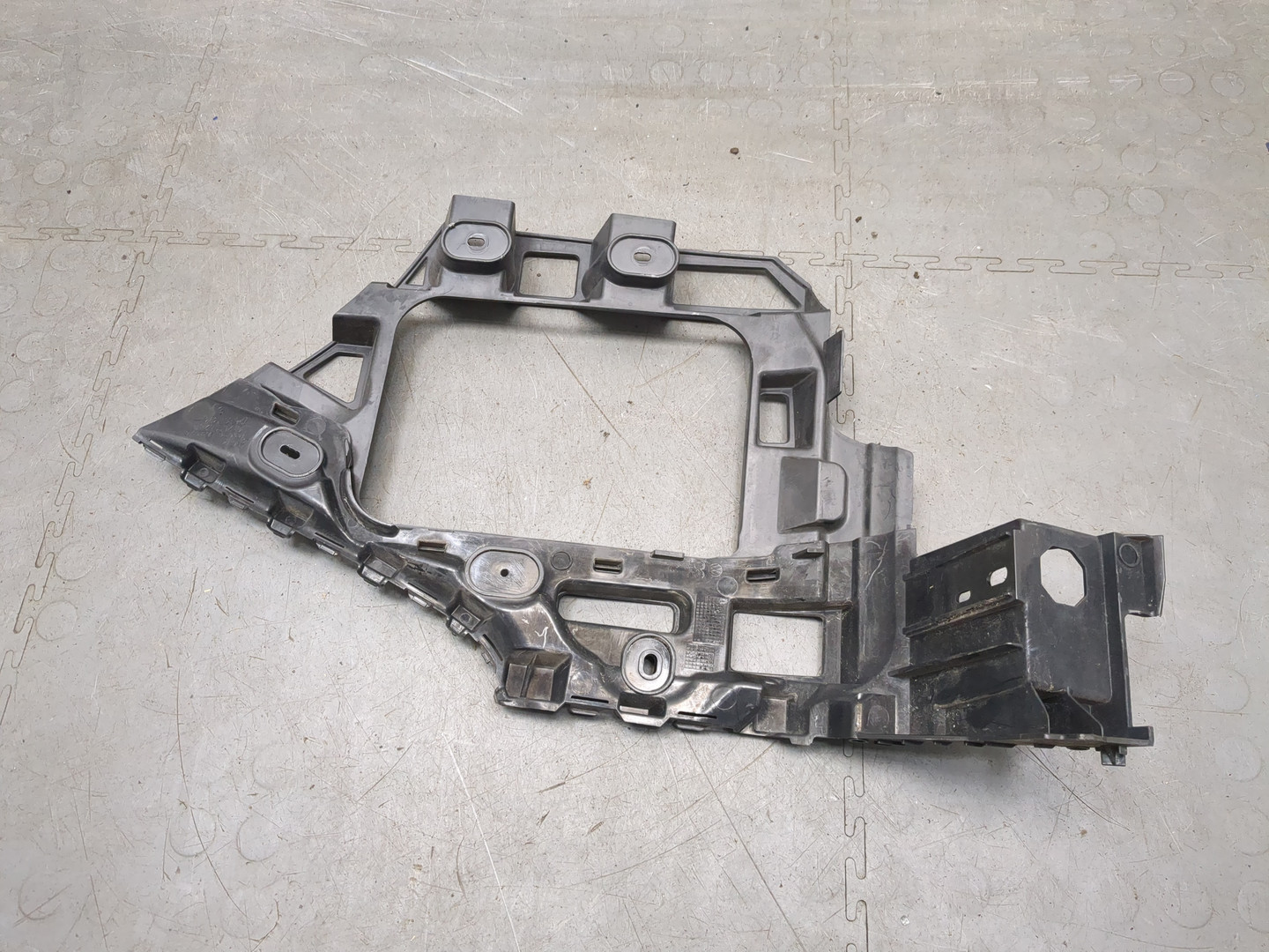 Кронштейн заднего бампера левый