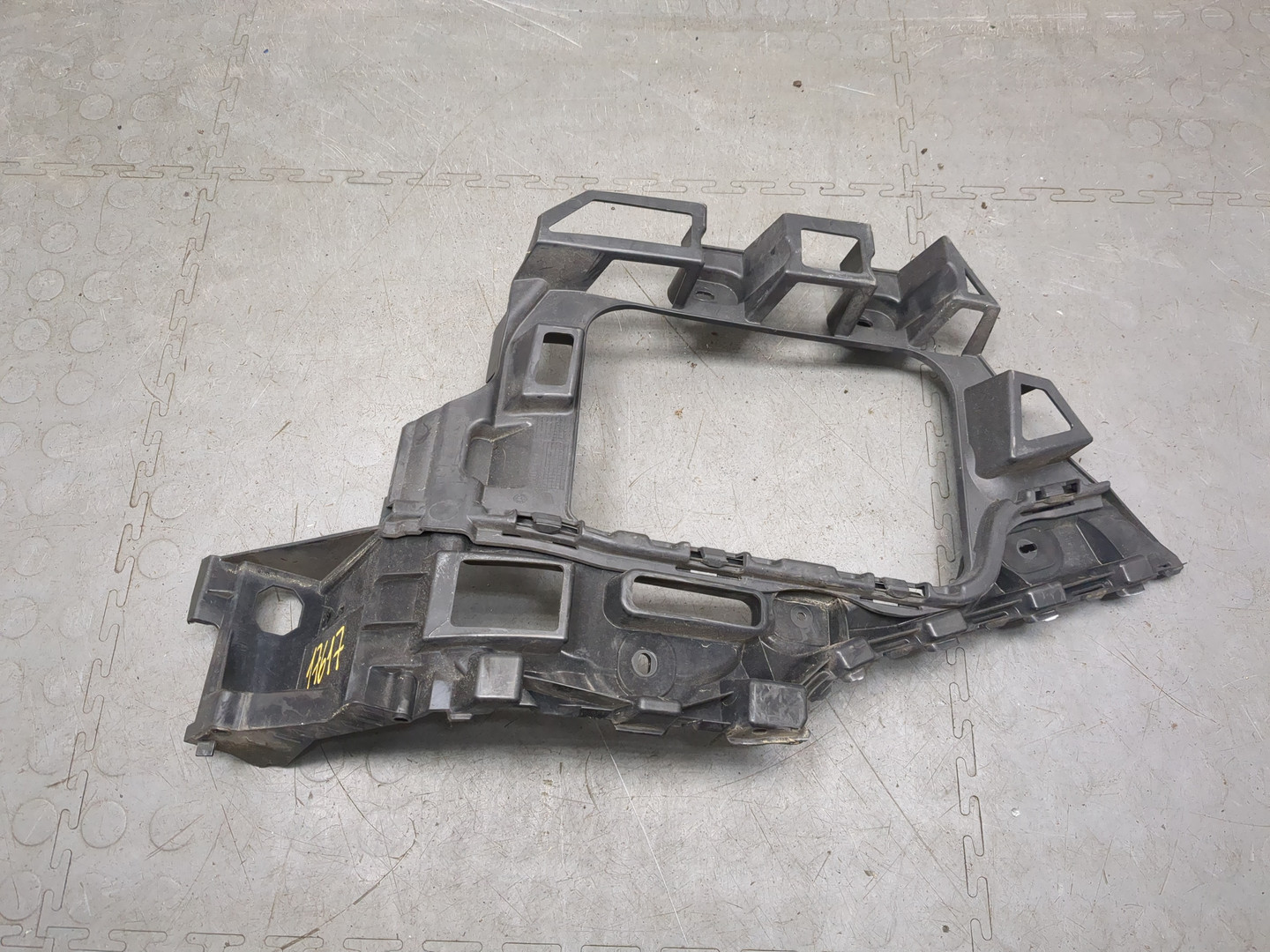 Кронштейн заднего бампера левый