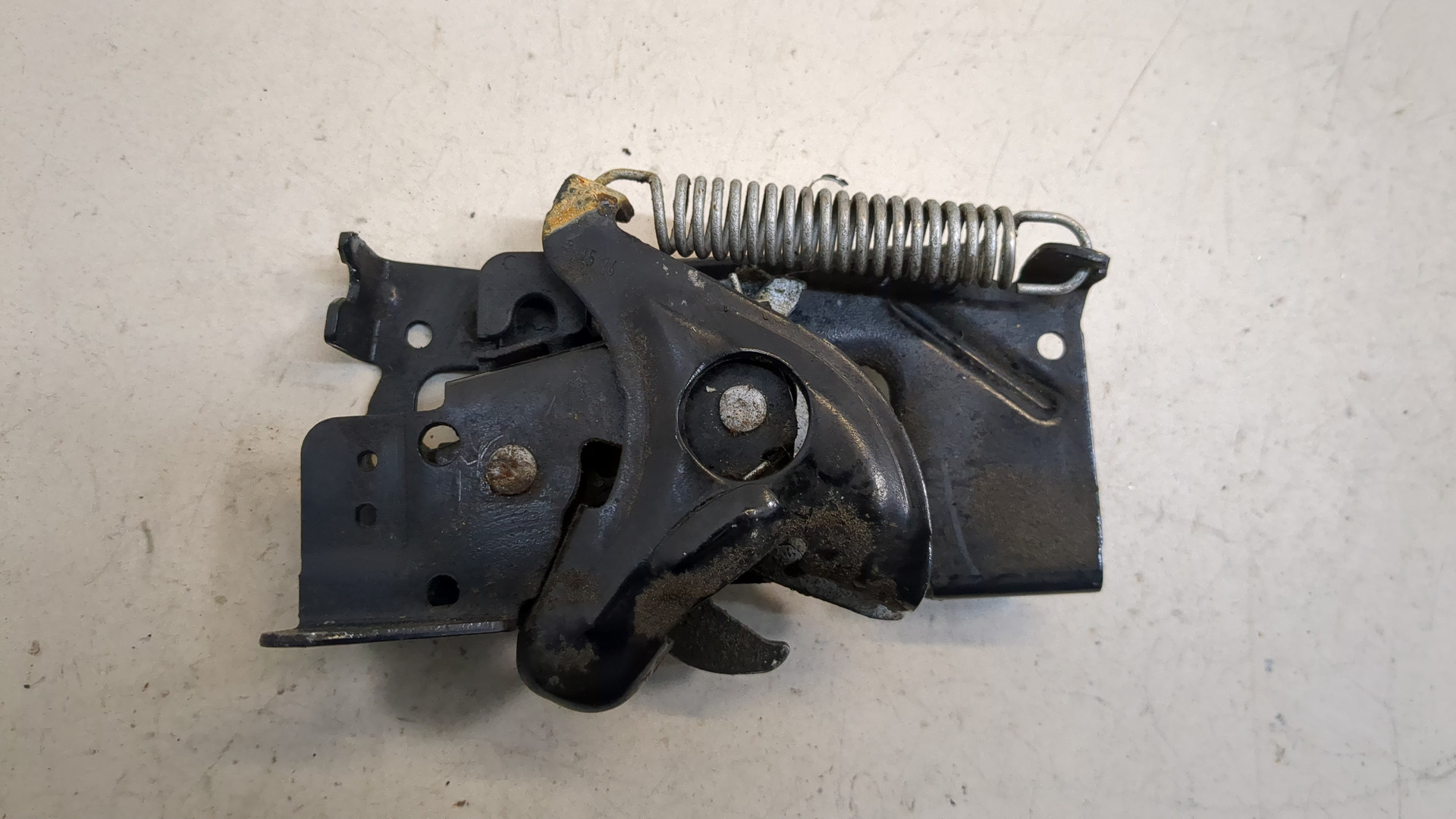 Замок капота