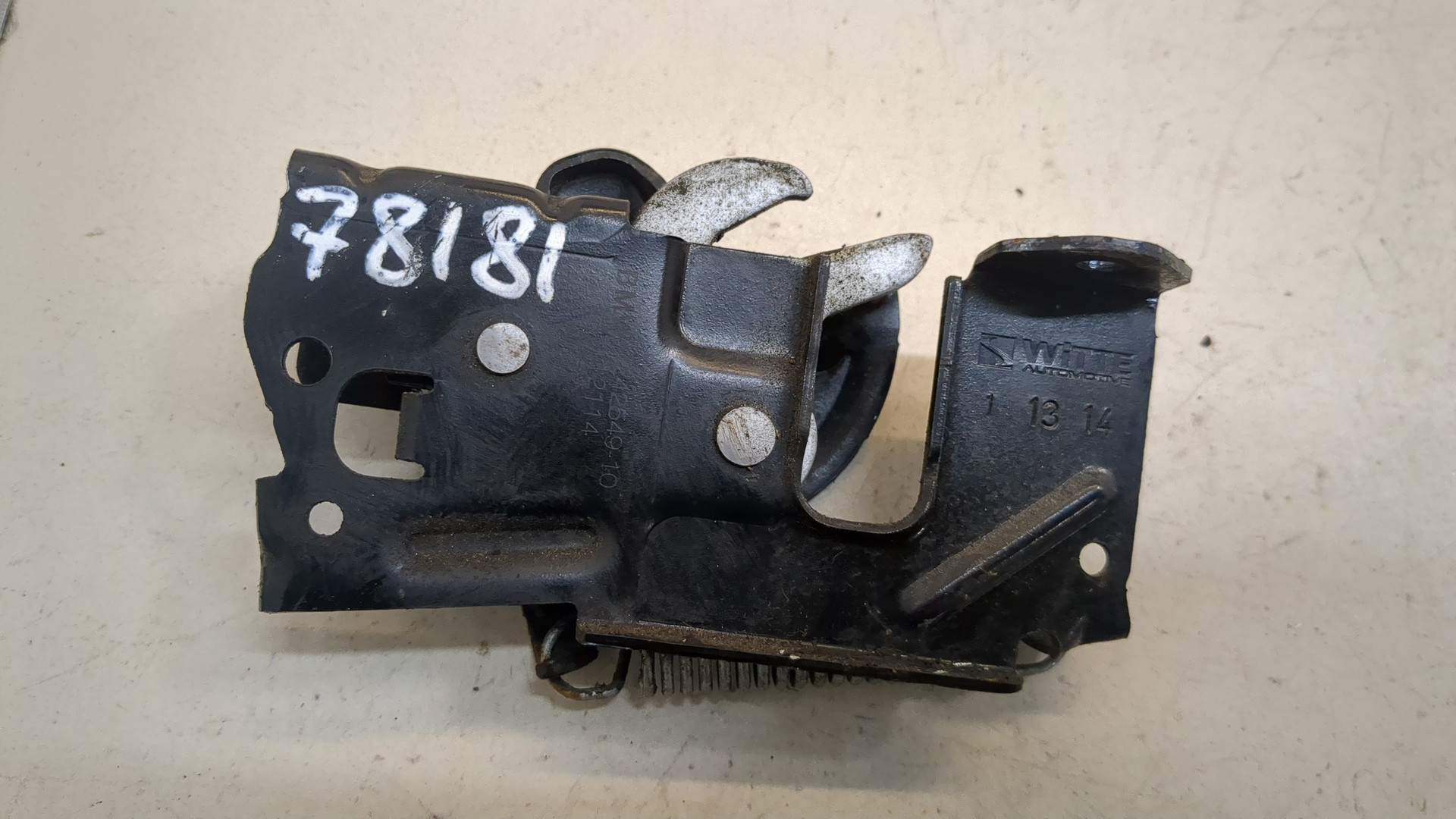 Замок капота