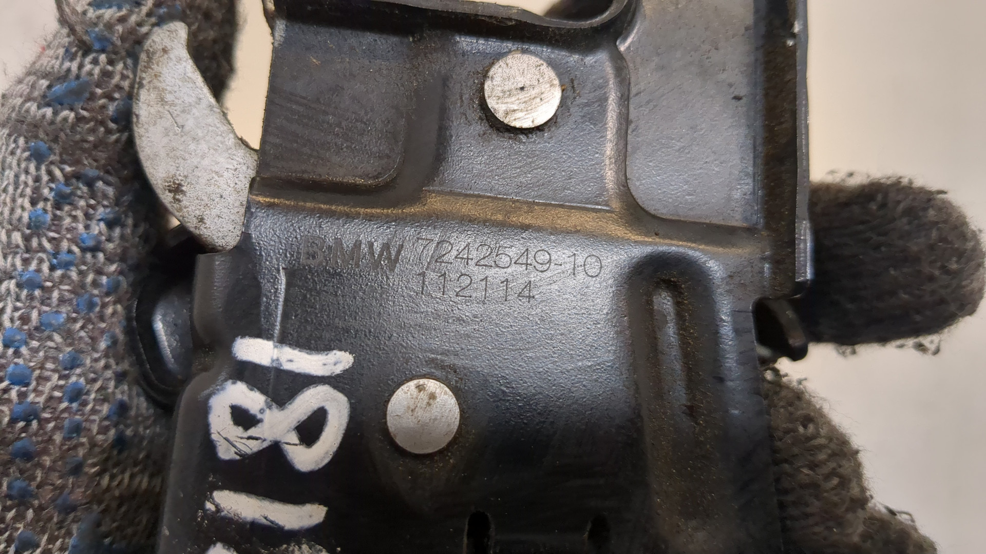 Замок капота