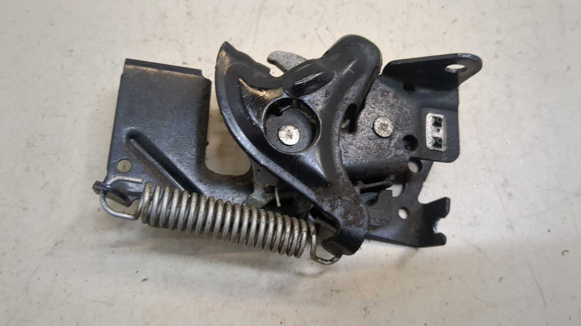 Замок капота