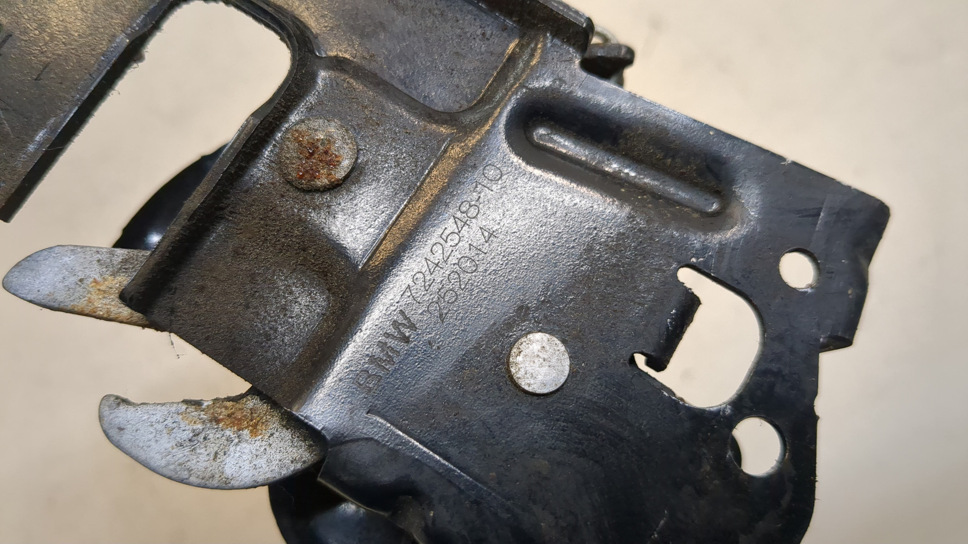 Замок капота