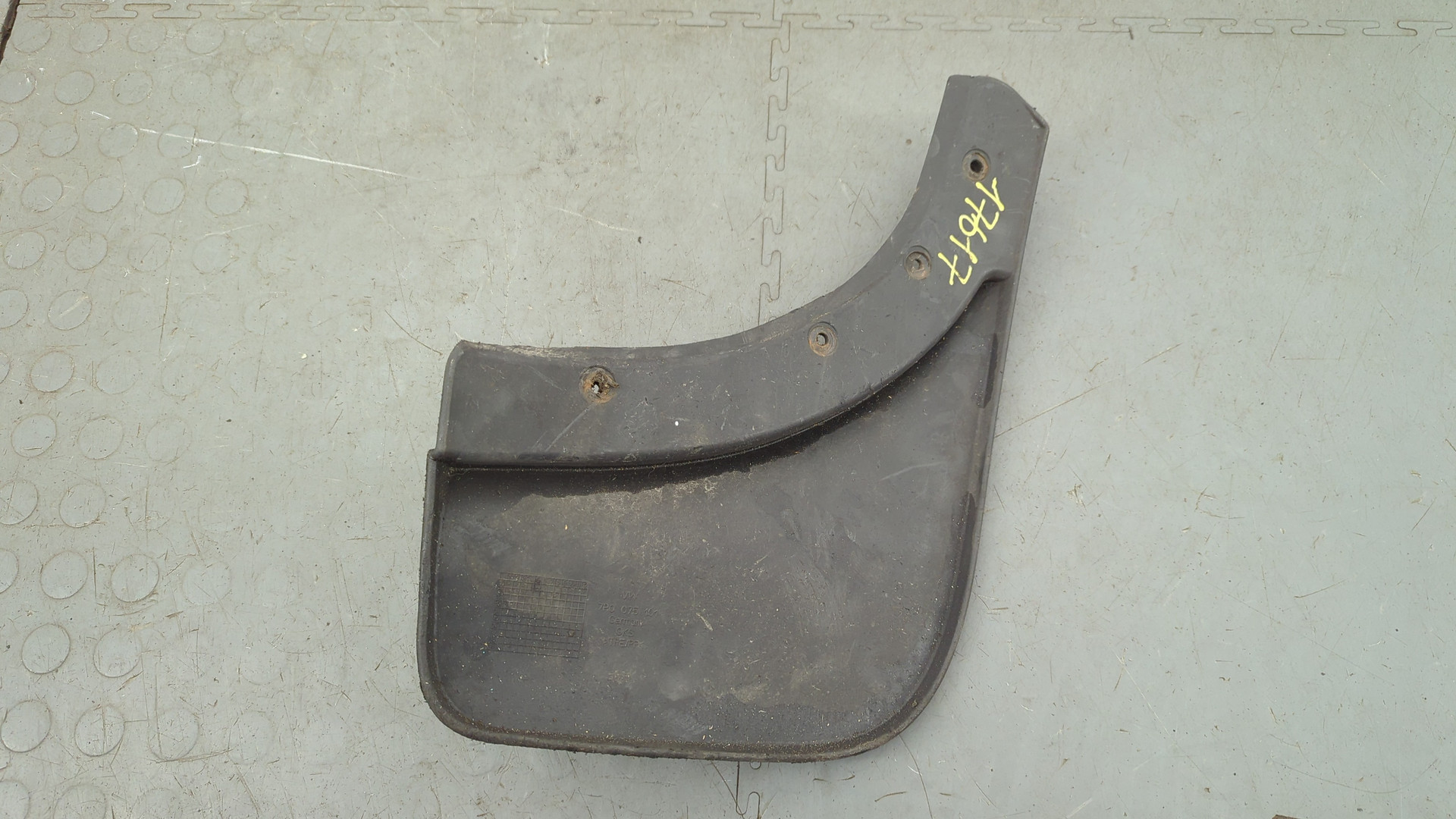 Брызговик задний левый