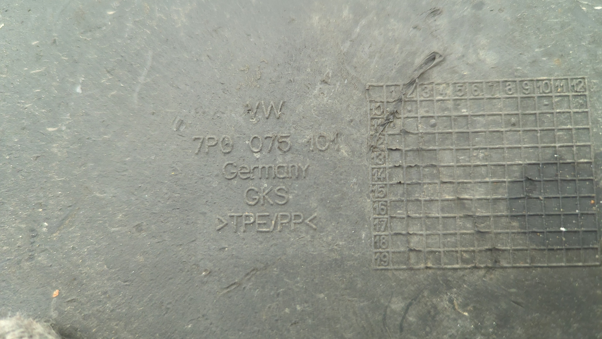 Брызговик задний правый