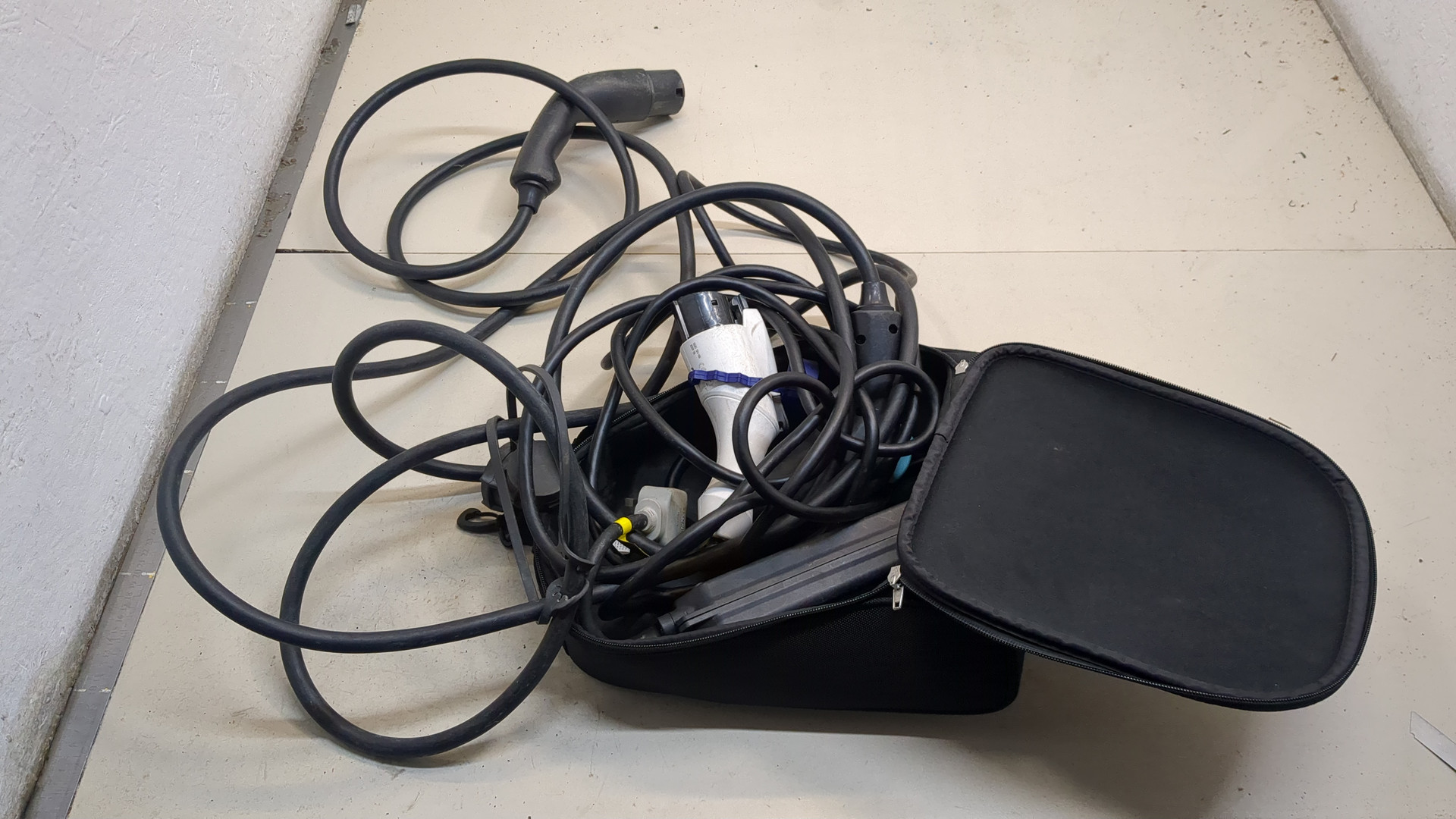 Зарядное устройство (кабель зарядный)