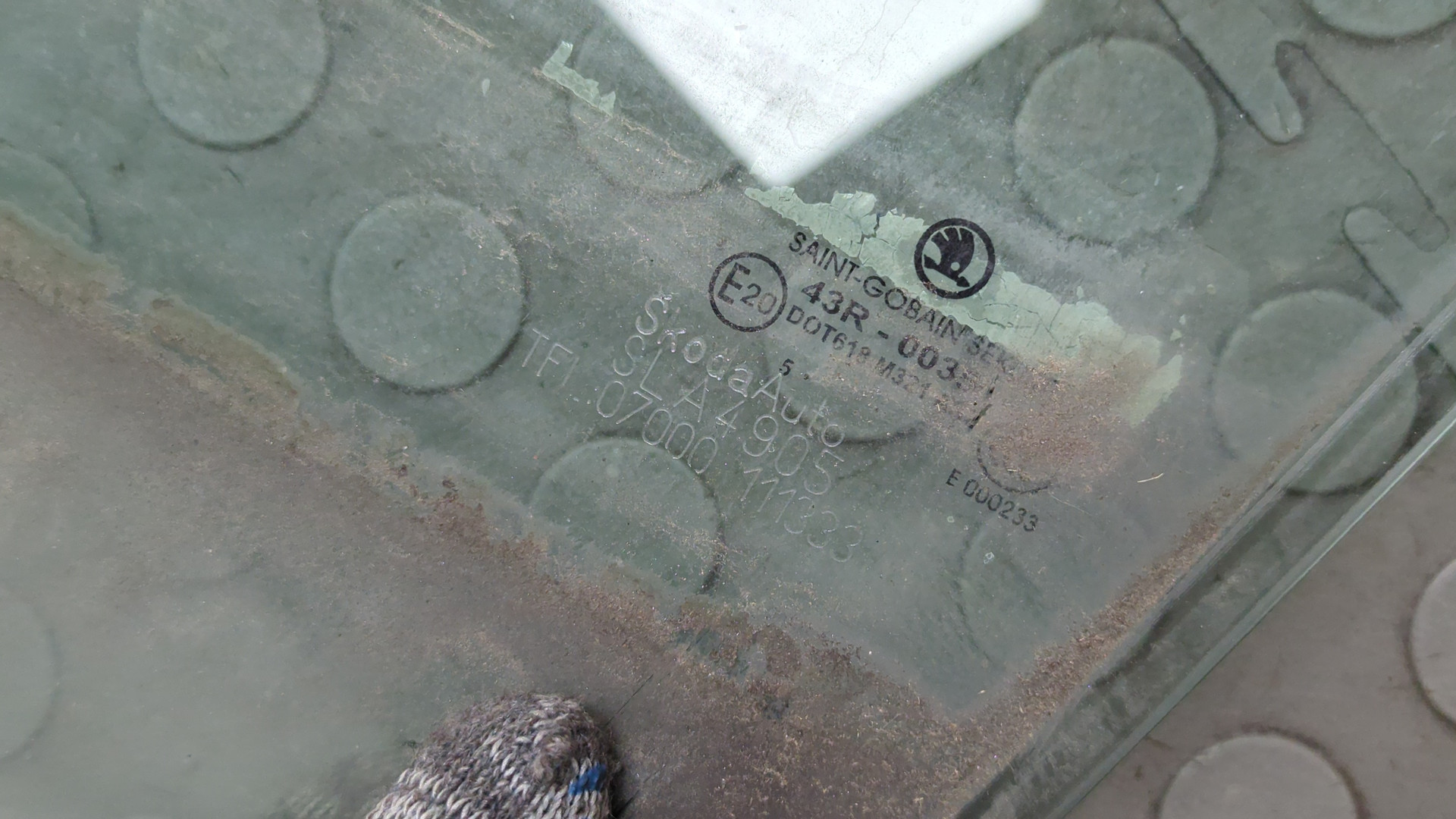 Стекло двери передней левой