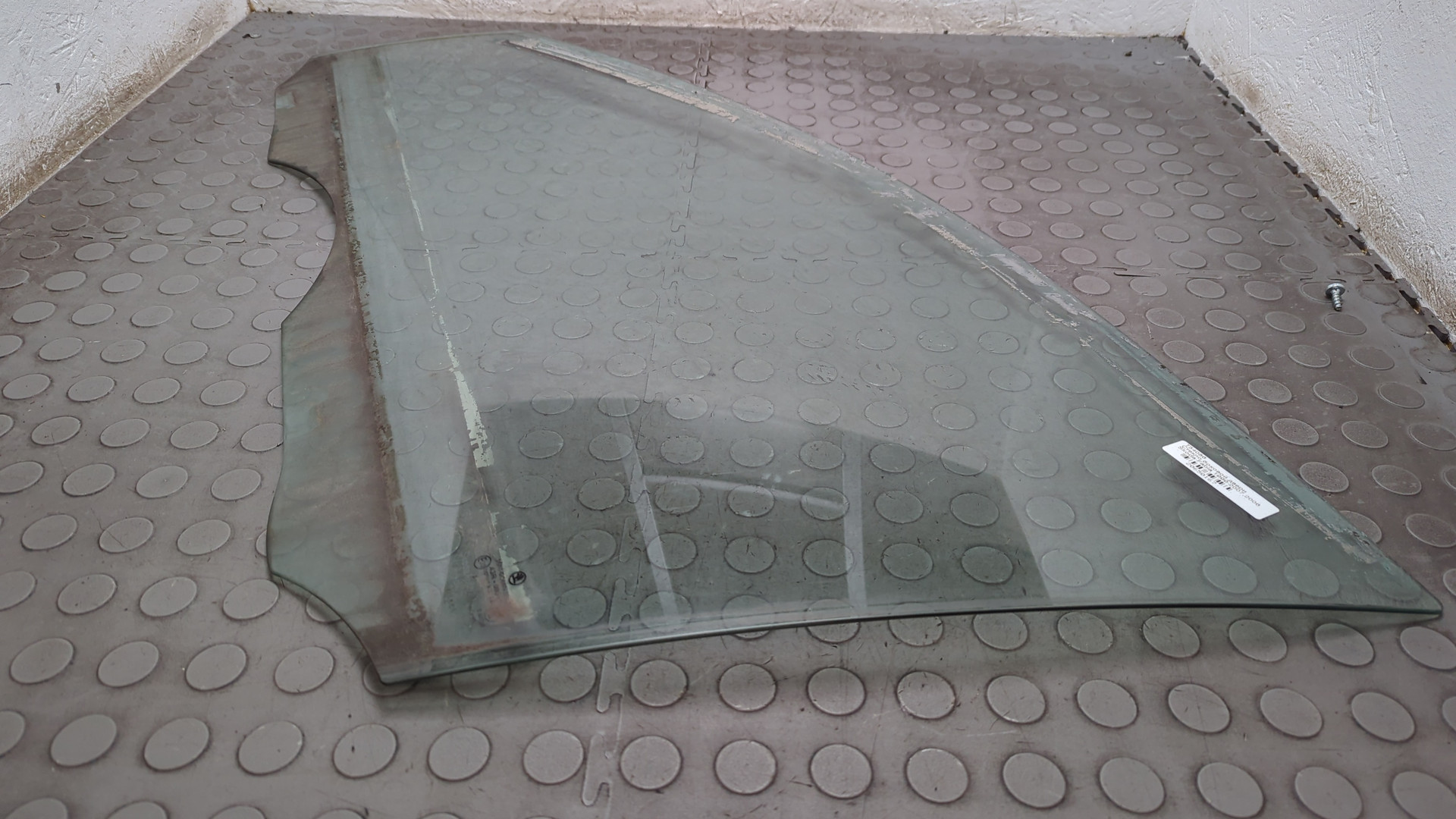 Стекло двери передней левой