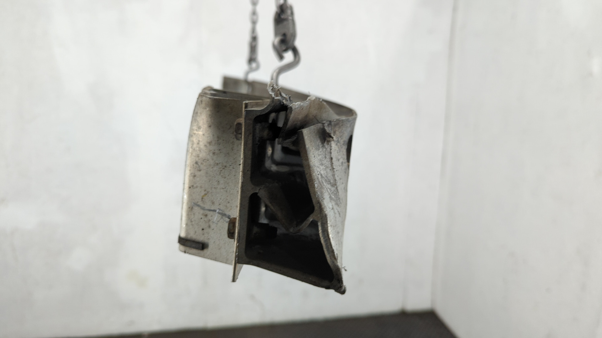 Усилитель заднего бампера