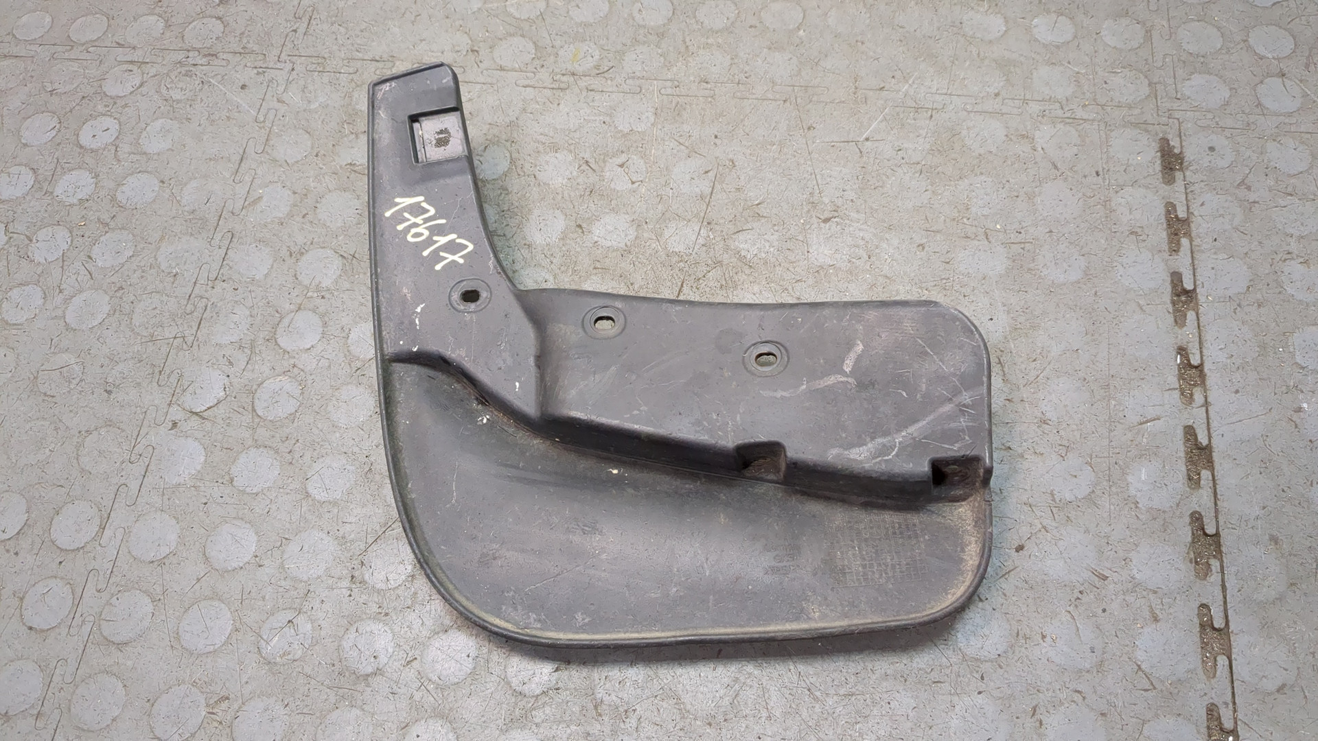 Брызговик передний правый