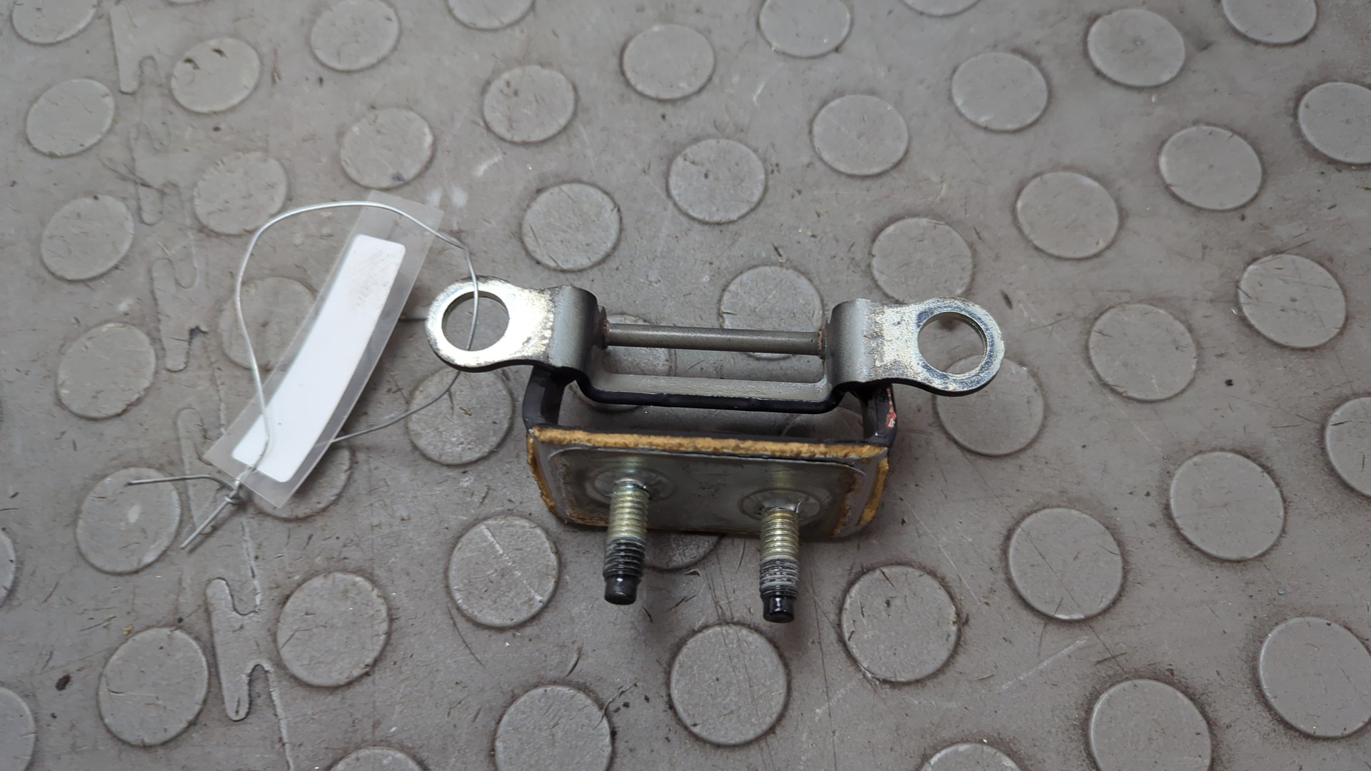 Петля крышки багажника