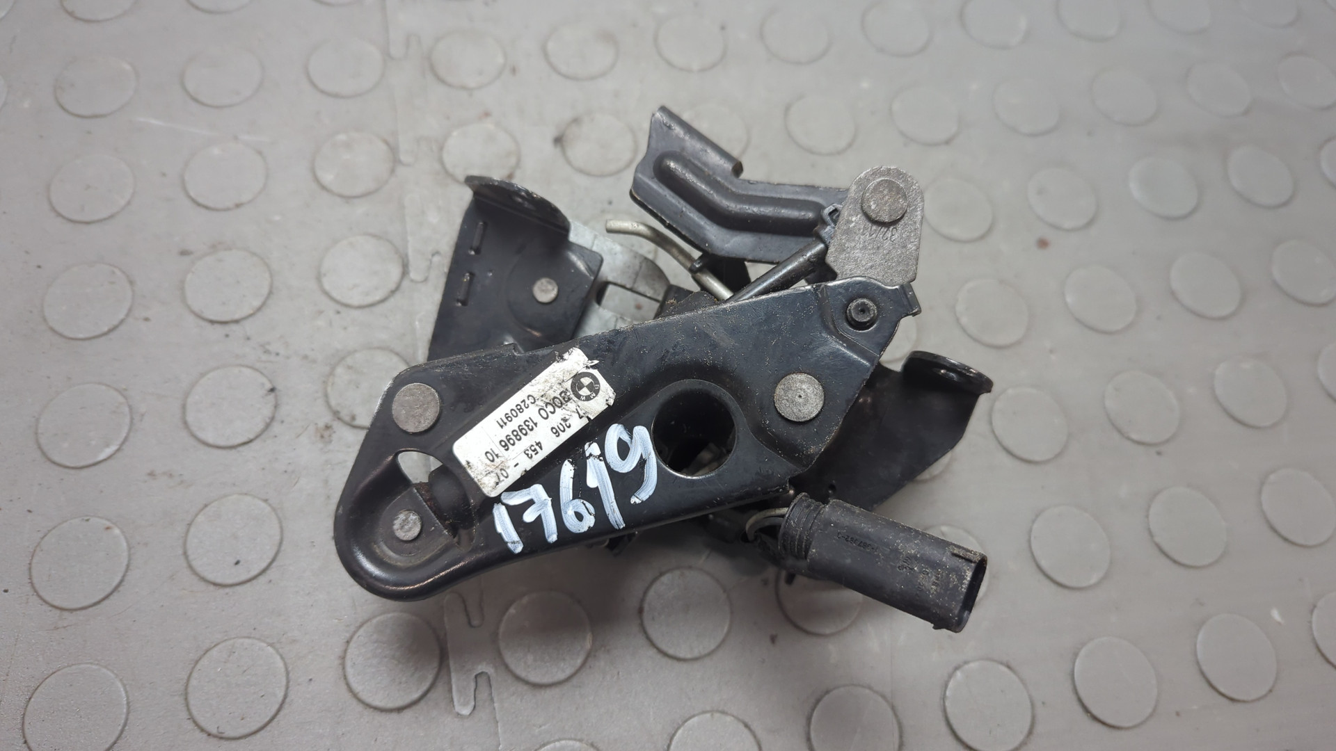 Замок капота